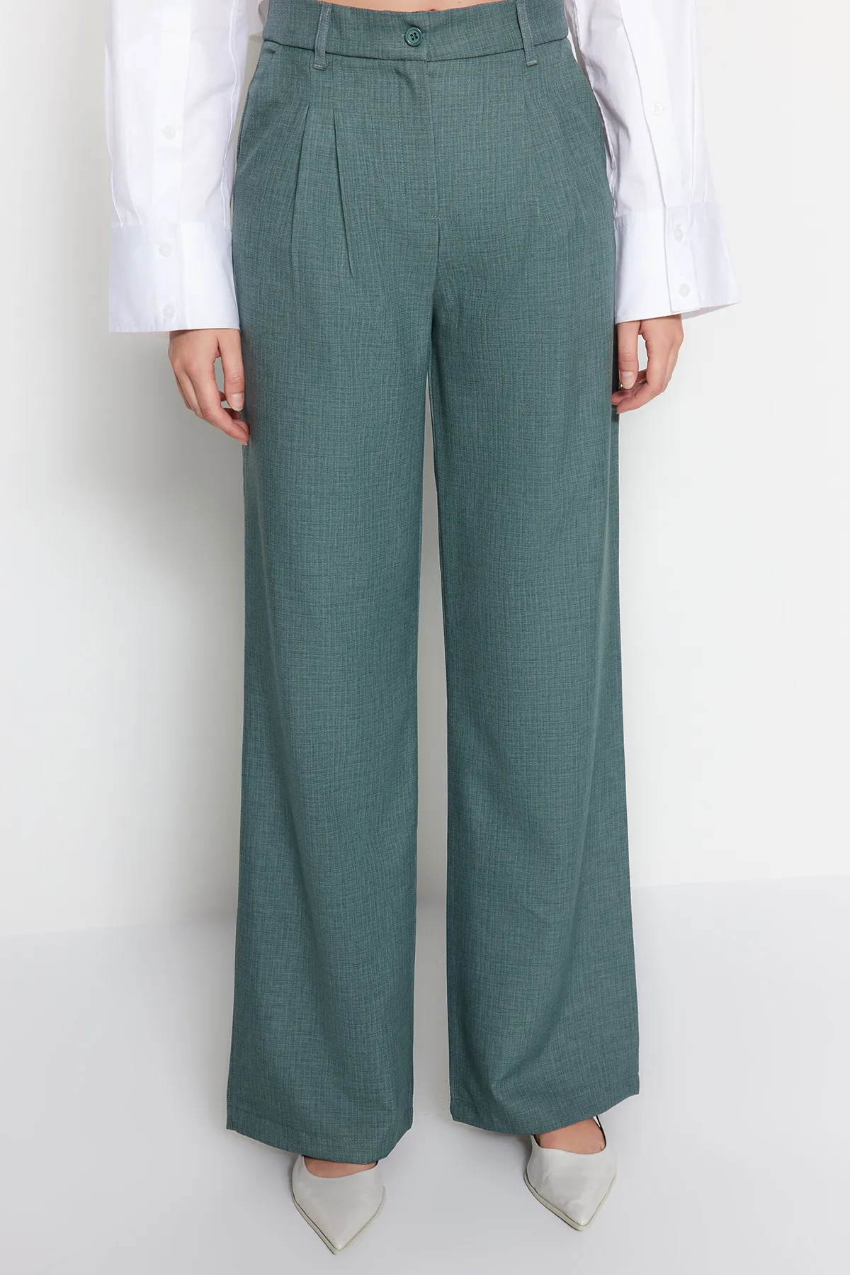Trendyol Collection  Dunkelgrüne, plissierte Webhose mit weitem Bein TWOAW22PL0475