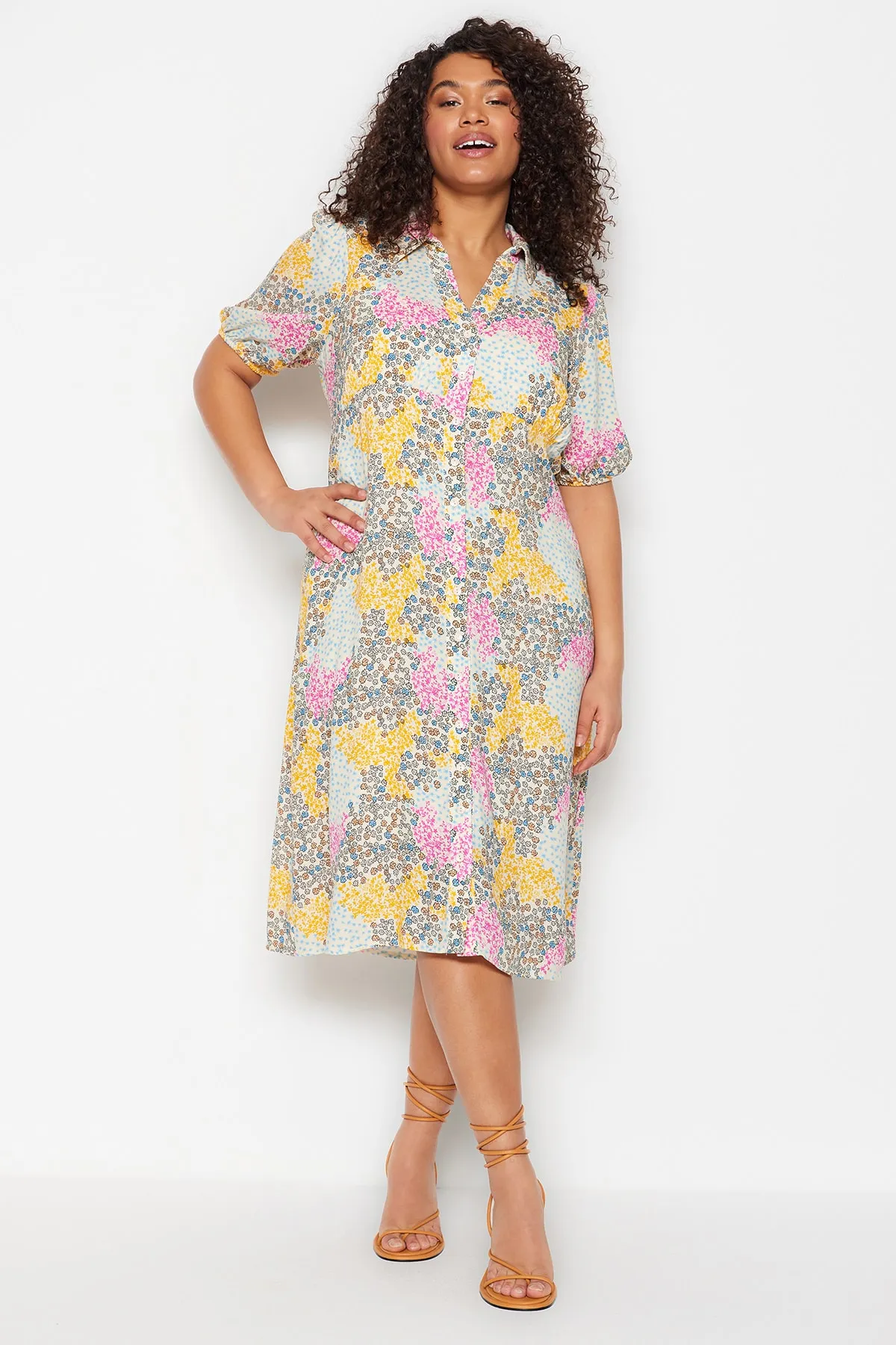 Trendyol Curve  Beiges gewebtes Hemdblusenkleid mit Blumenmuster TBBSS23AH00039