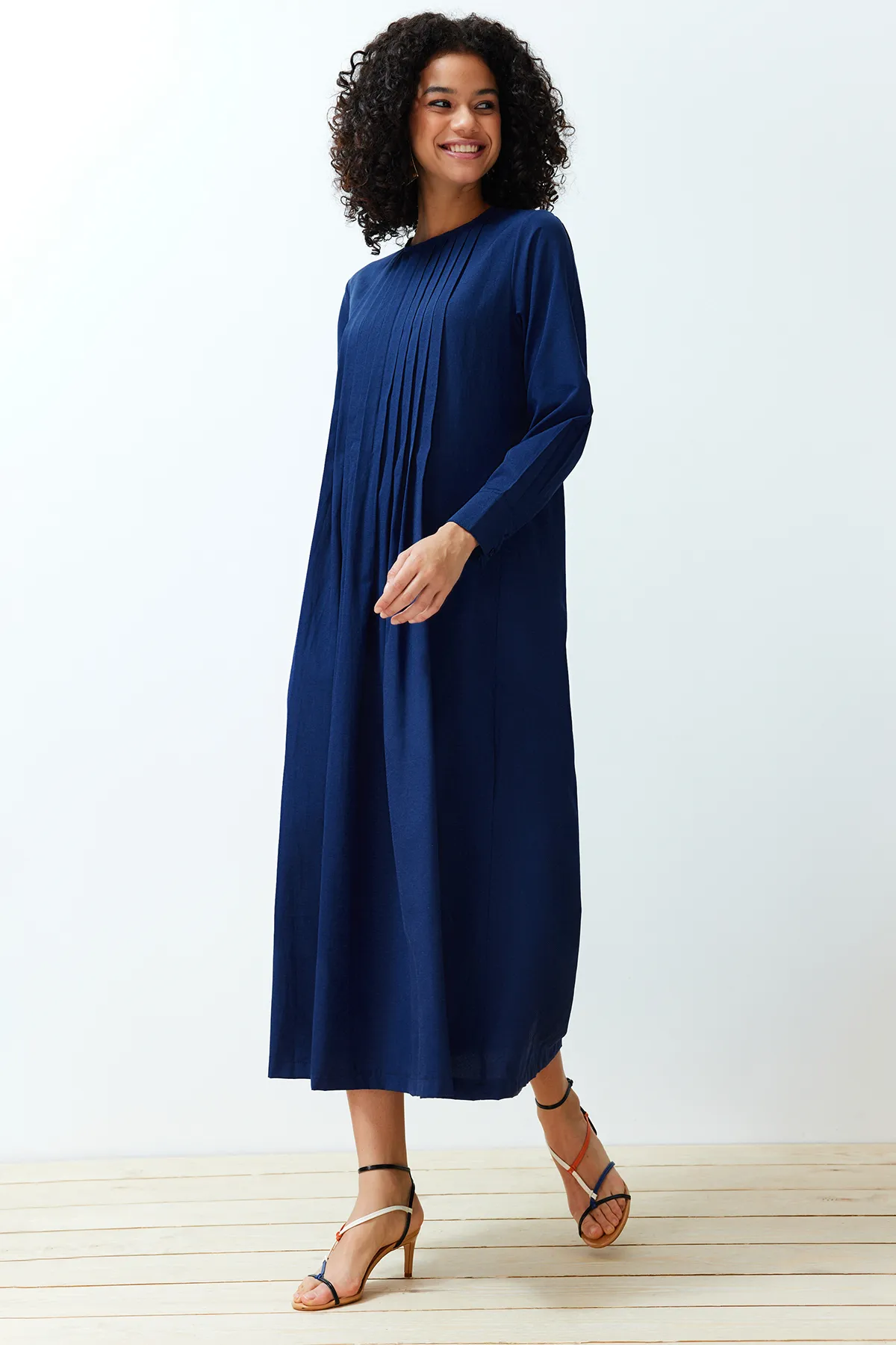 Trendyol Modest  Marineblaues, plissiertes, detailliertes, bequemes gewebtes Kleid TCTSS24EB00128