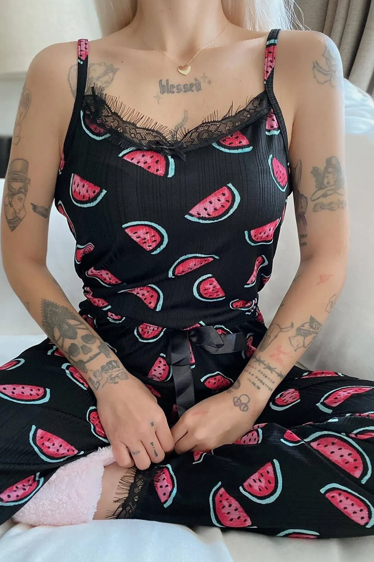 Pijamaevi  Gestricktes Pyjama-Set für Damen mit Wassermelonen-Aufdruck, Spitze und Riemen