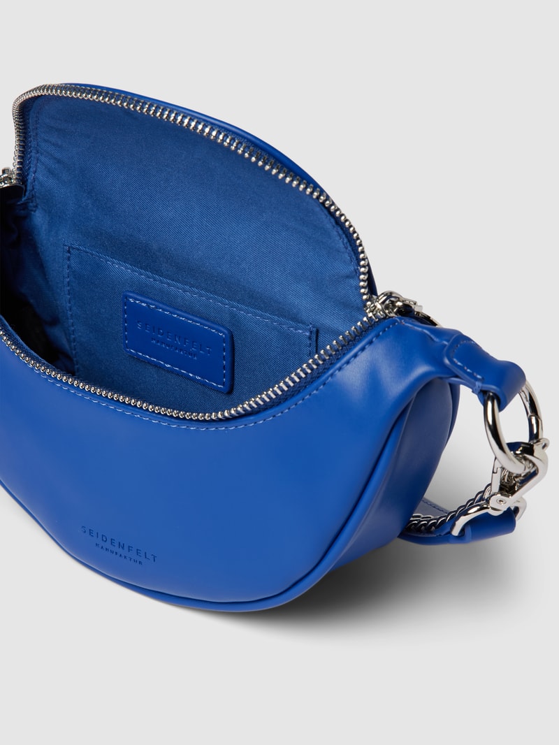 Umhängetasche mit Label-Prägung Modell 'SKIEN' in royalblau