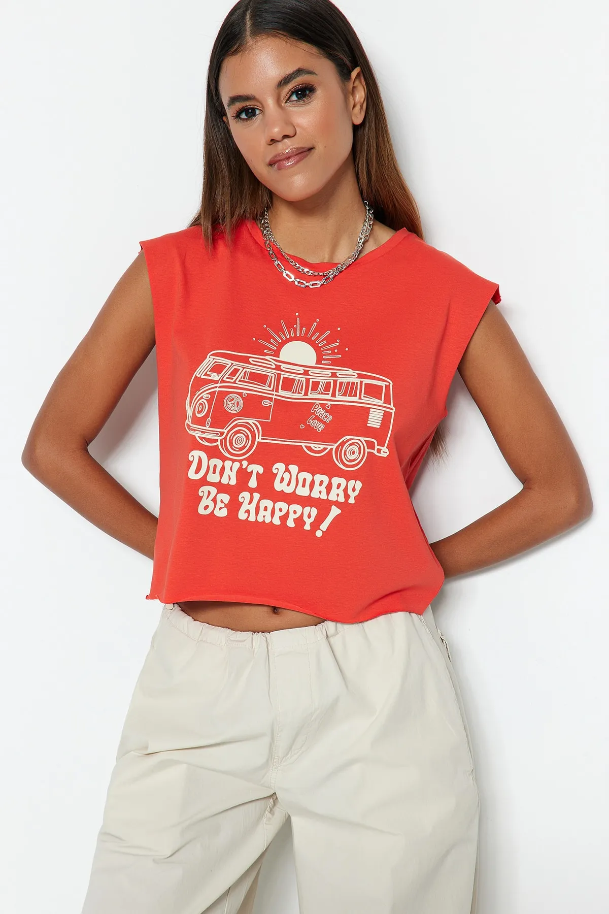 Trendyol Collection  Rotes, bedrucktes, ärmelloses, kurz geschnittenes Strick-T-Shirt aus 100 % Baumwolle mit Rundhalsausschnitt TWOSS23TS00122