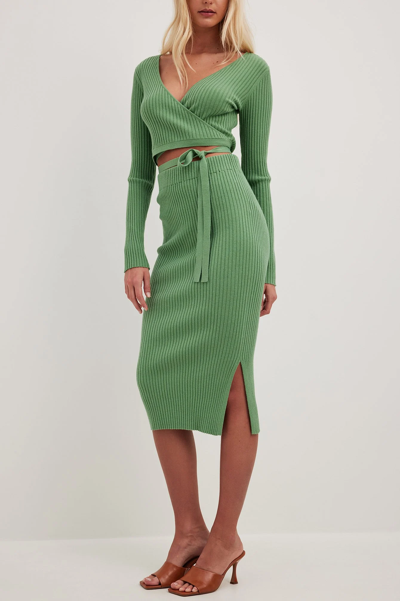 Geripptes Strick-Midikleid