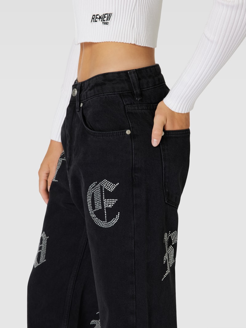 Jeans mit Strasssteinbesatz in schwarz