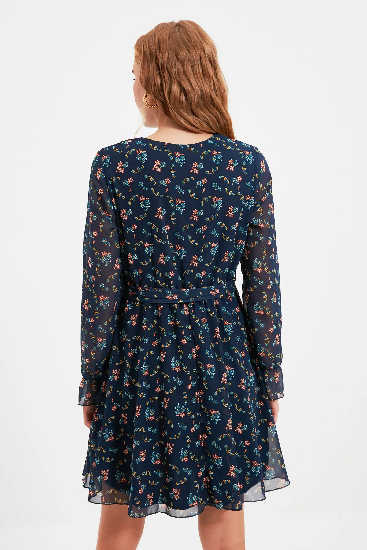 Trendyol Collection  Marineblaues, zweireihiges, gefüttertes Chiffon-Webkleid mit Blumendruck und Gürtel TWOAW20EL1628