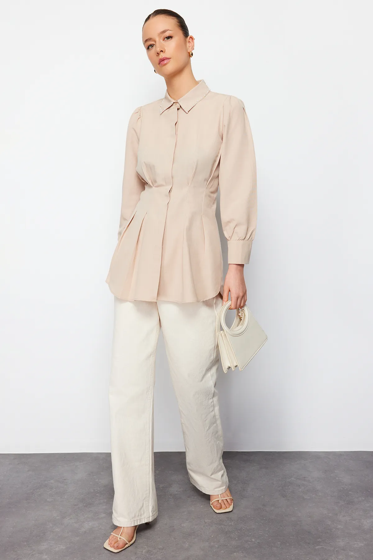 Trendyol Modest  Gewebtes Hemd mit Perlendetails in Steingrau TCTAW24TG00027