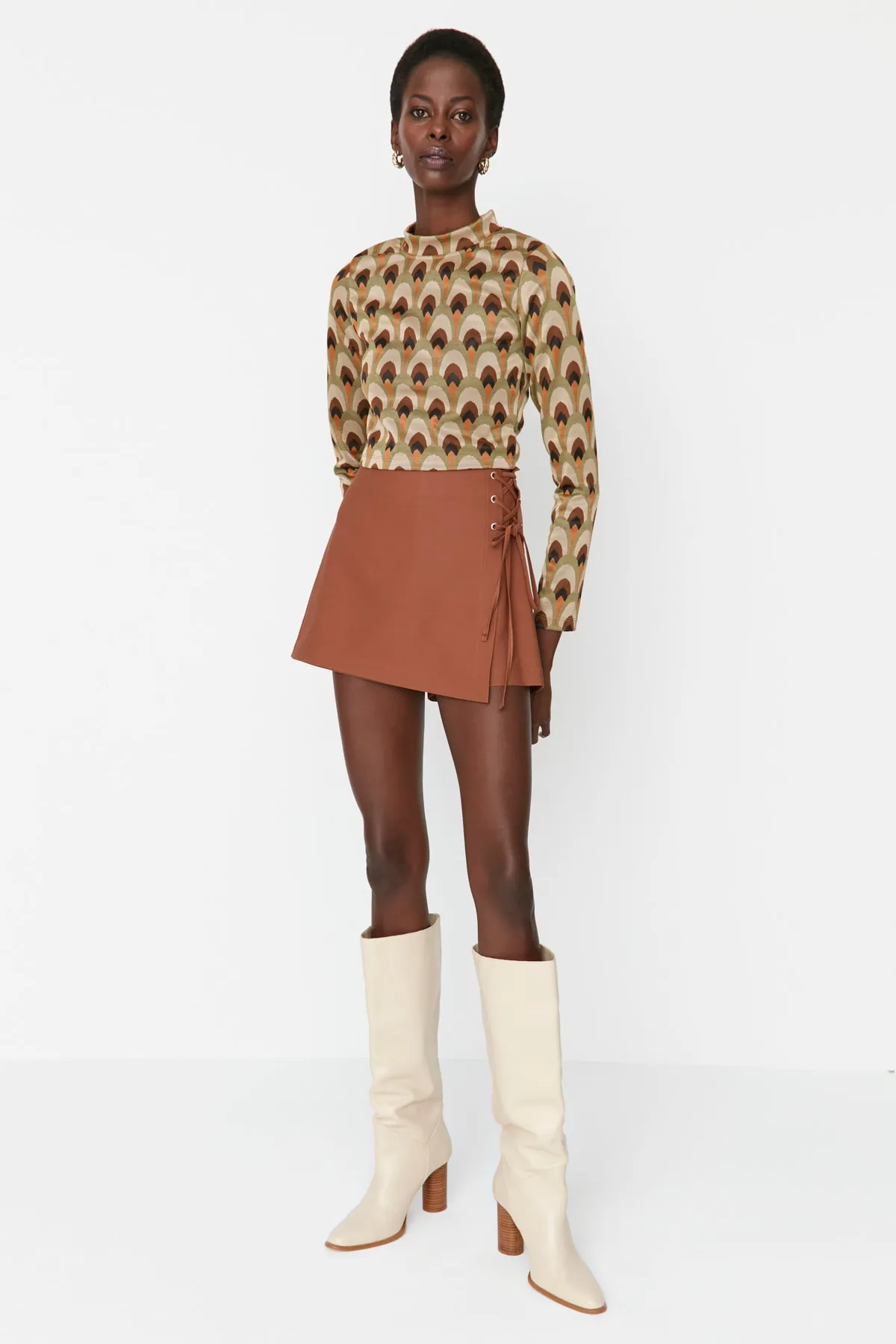 Trendyol Collection  Brauner gewebter Shortsrock mit Einfassung und Ösendetail TWOAW21SR0038