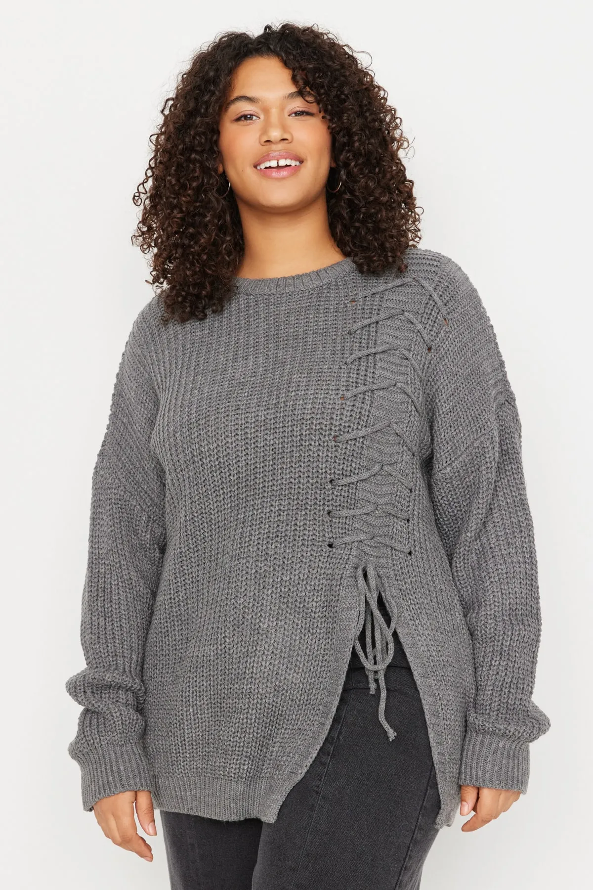 Trendyol Curve  Anthrazitfarbener Strickpullover mit Kreuzspitze und detailliertem Detail