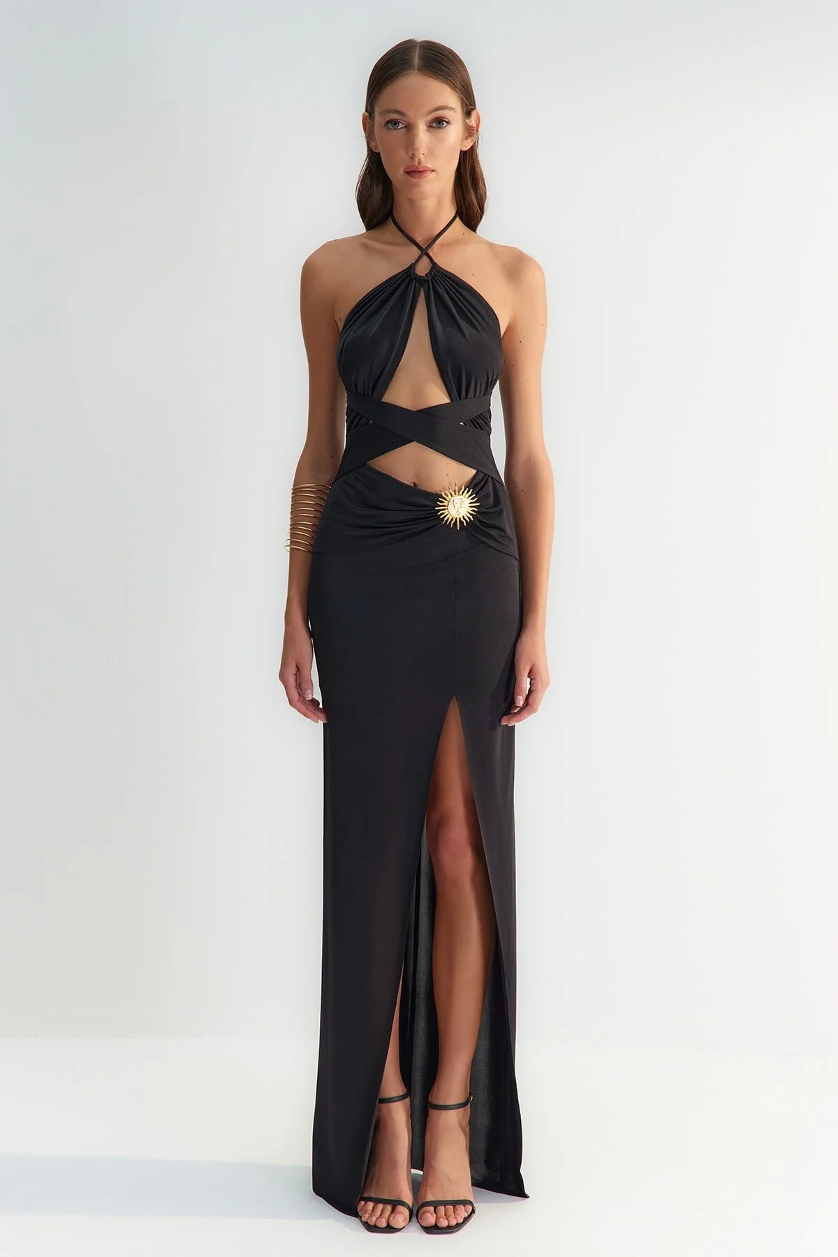 Trendyol Collection  X Zeynep Tosun Schwarzes, figurbetontes Abend- und Abschlusskleid mit Sonnenaccessoires TCLSS23AE00003