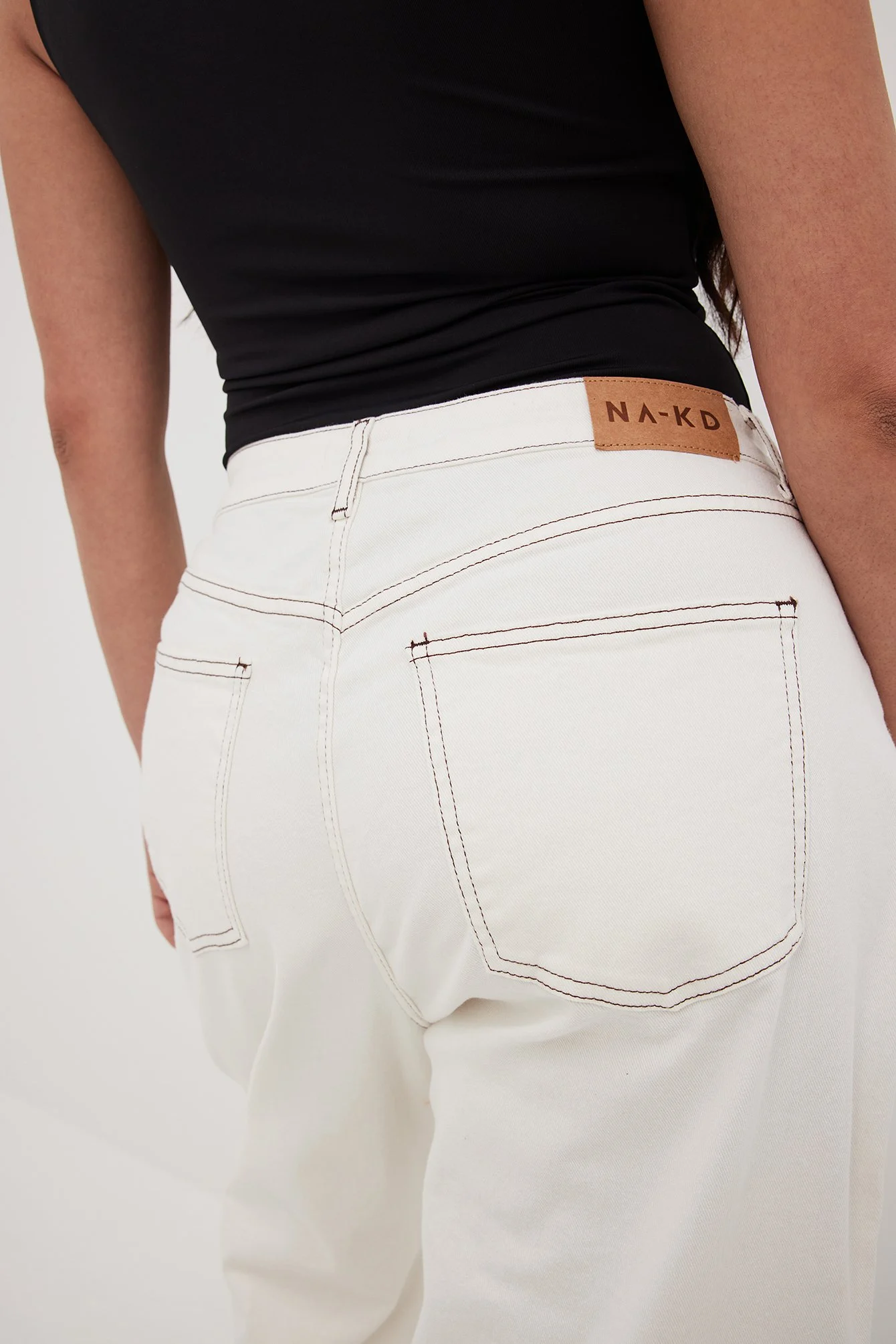 Hoch geschnittene, gerade Jeans mit Kontrastnaht