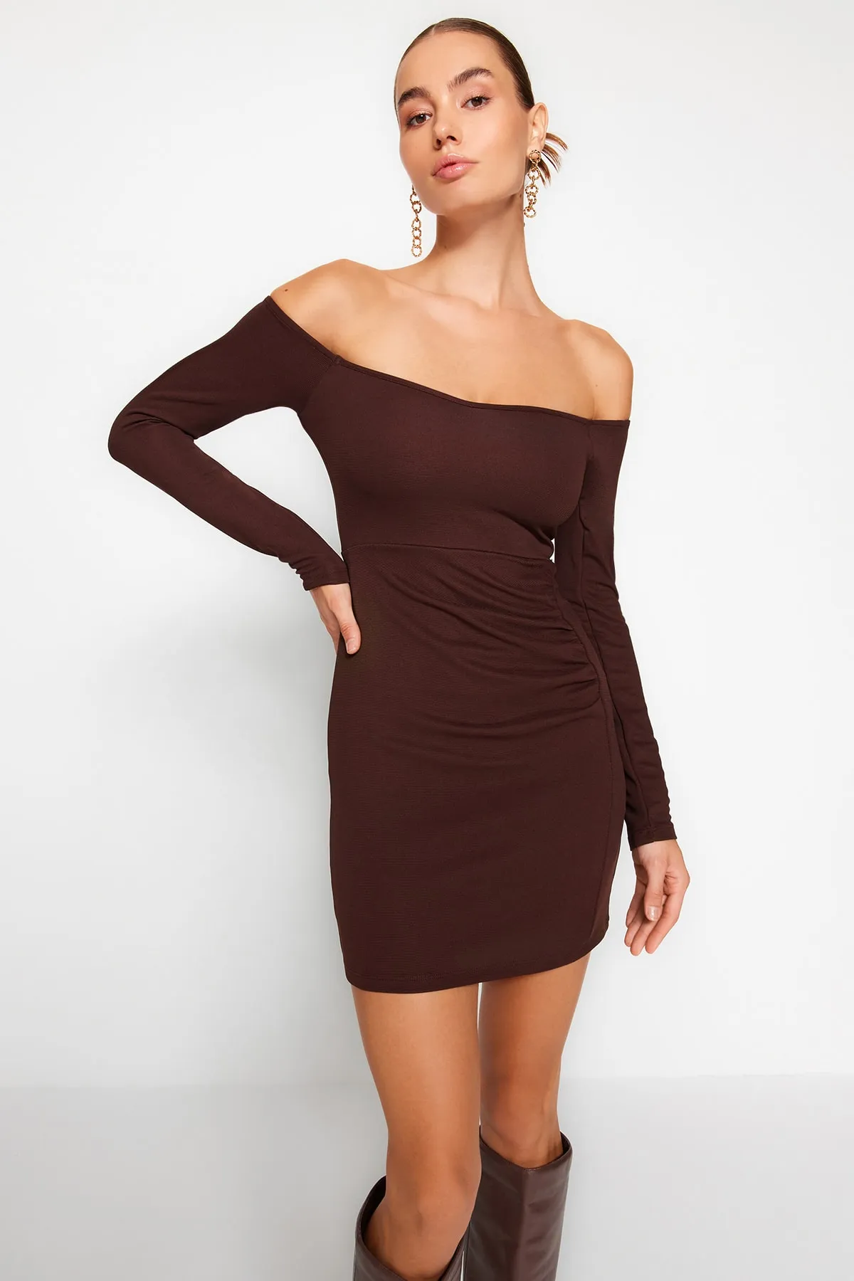 Trendyol Collection  Braunes, osmanisches, gerafftes, detailliertes, tailliertes, flexibles Strickkleid mit Minischlitz TWOAW24EL00226