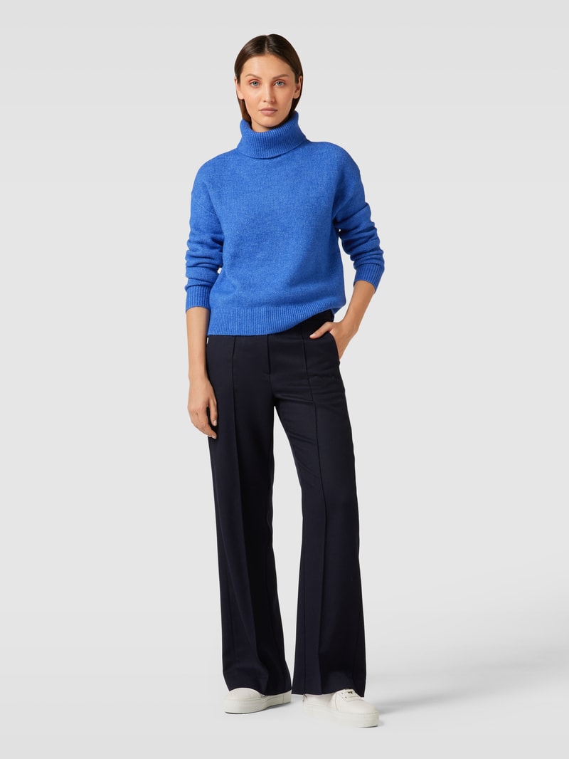 Rollkragenpullover mit überschnittenen Schultern in royalblau