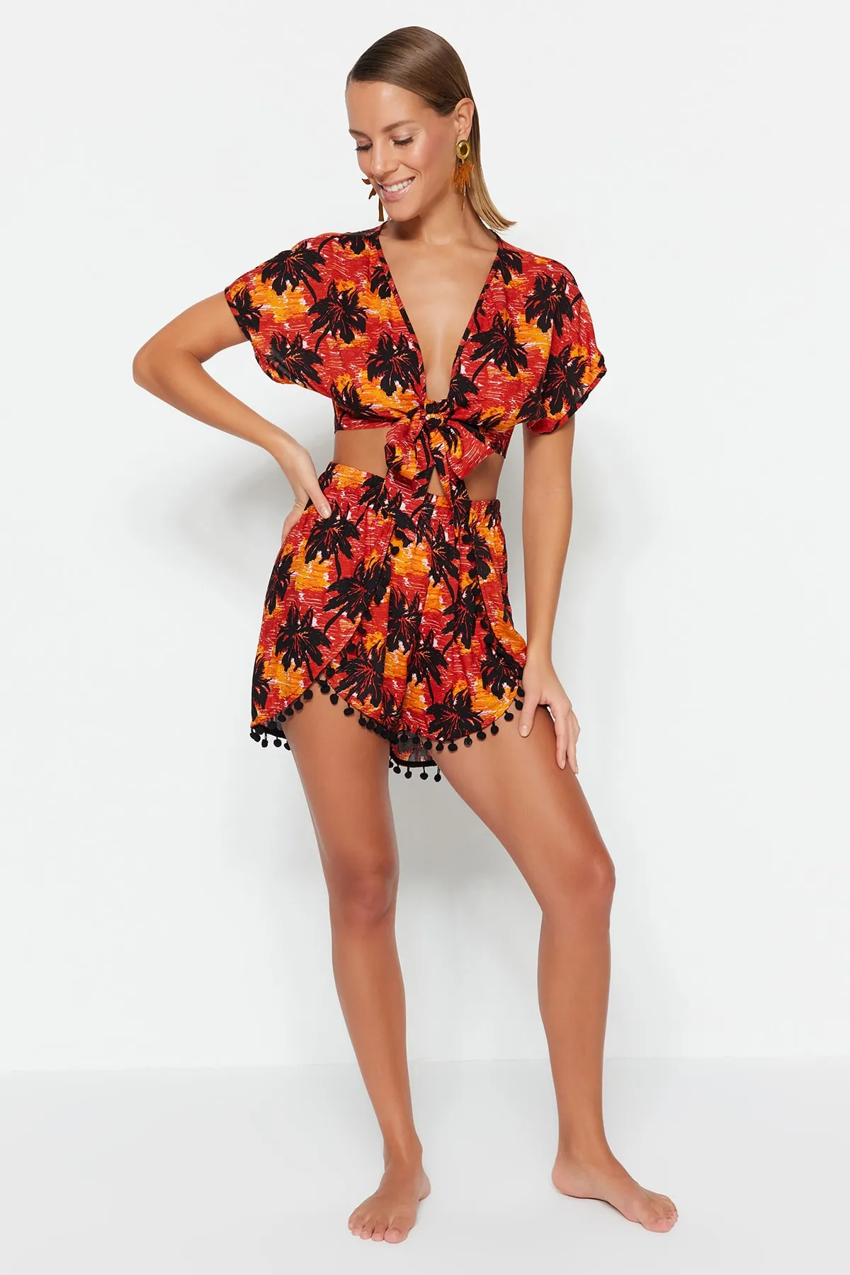Trendyol Collection  Set aus Bluse und Shorts mit tropischem Muster, gewebten Streifen, Accessoire TBESS19BB0257