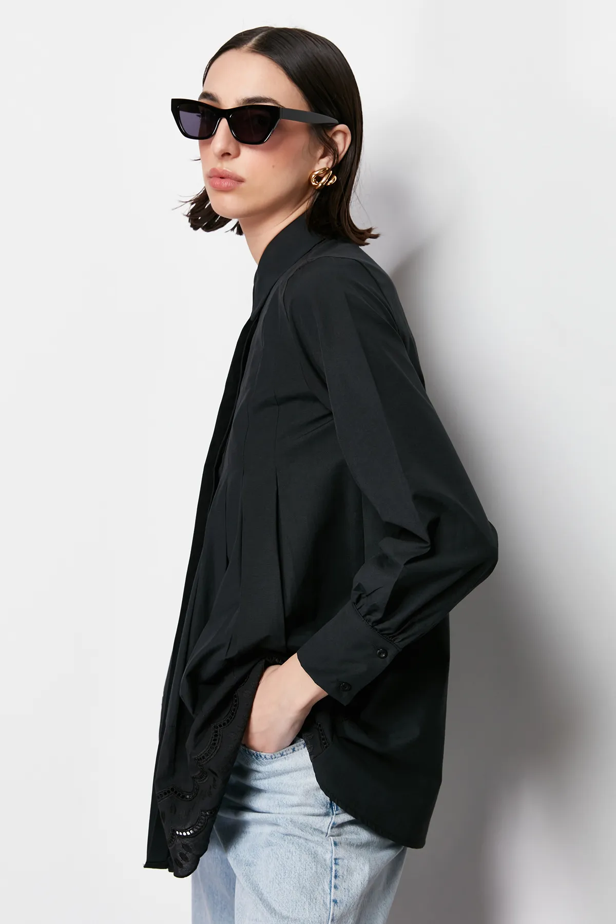 Trendyol Modest  Schwarzes Hemd aus gewebter Baumwolle mit Stickereidetails TCTSS24TG00017