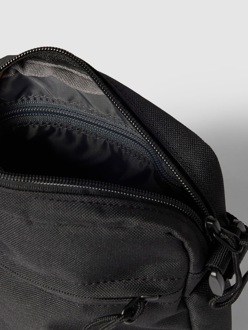 Umhängetasche mit Label-Print in schwarz
