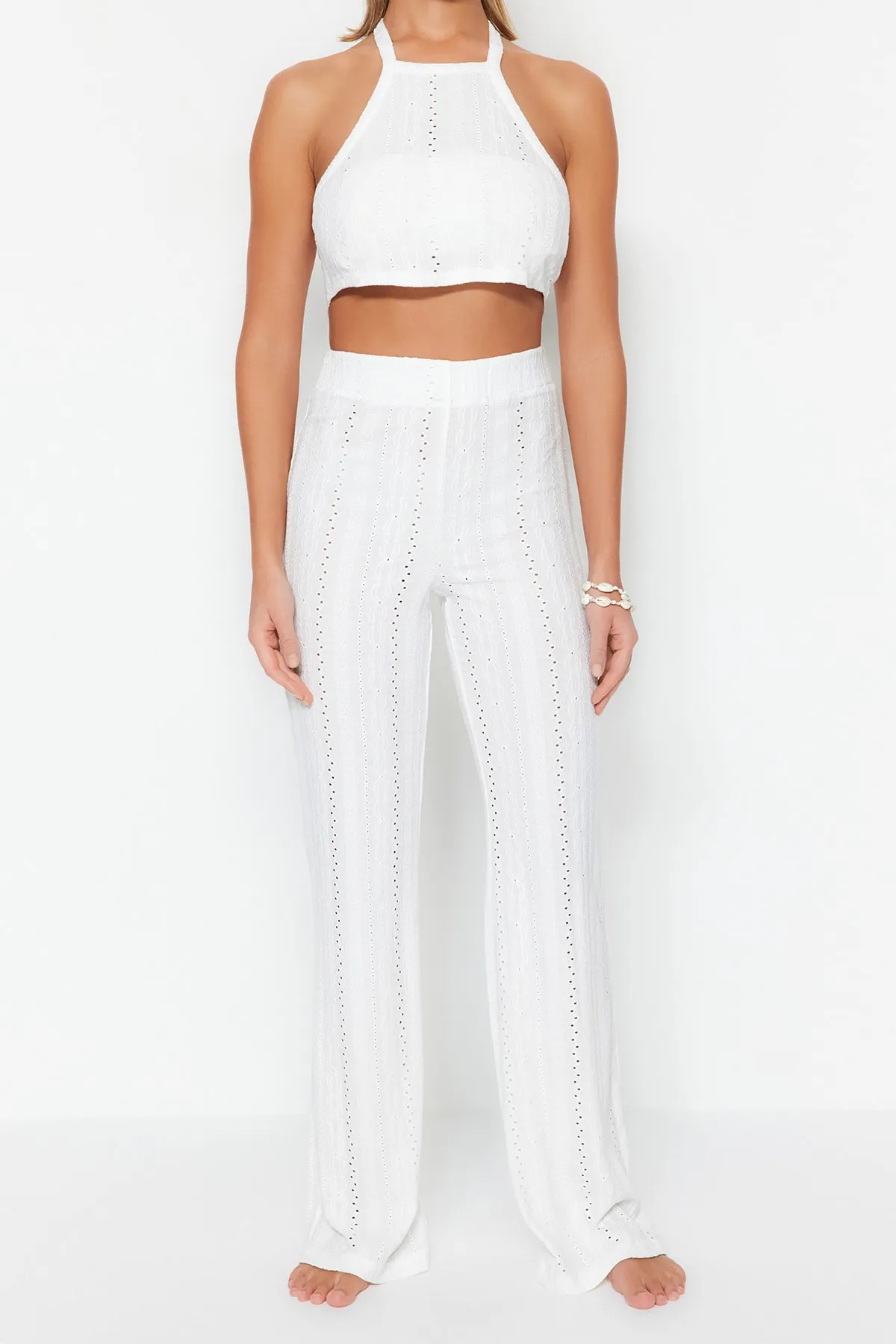 Trendyol Collection  Set aus gestrickter Spitzenbluse und Hose in Ecru TBESS23AU00038