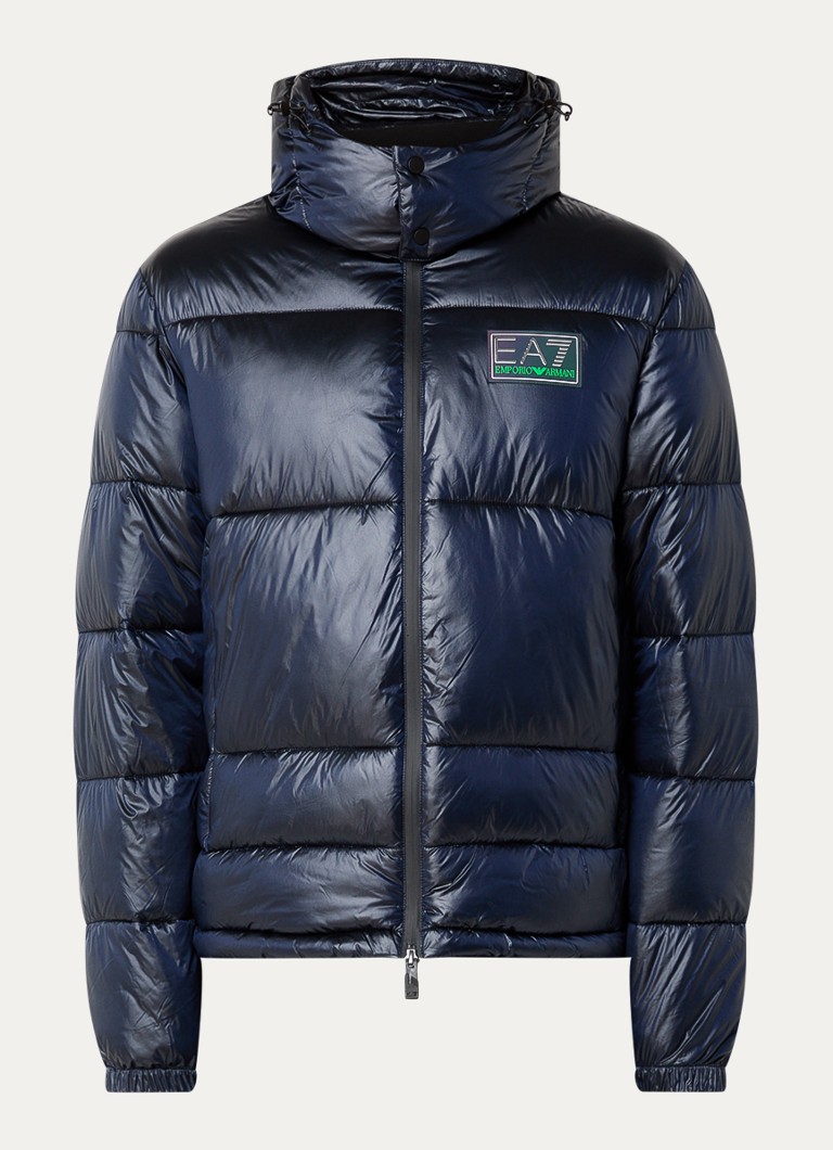 Jaqueta puffer Emporio Armani com bolsos com zíper e capuz removível.
