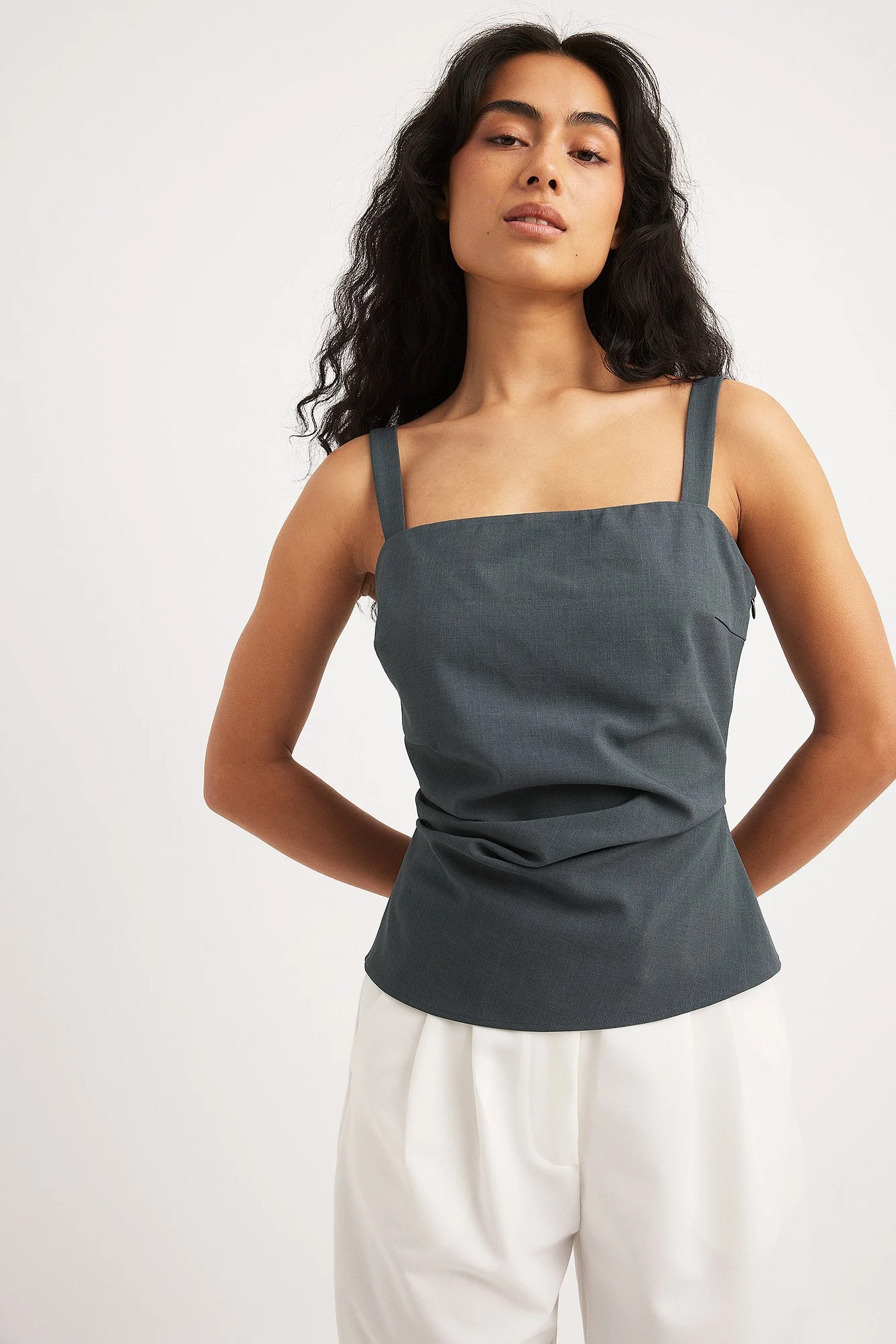 Tailliertes Singlet mit Rüschen