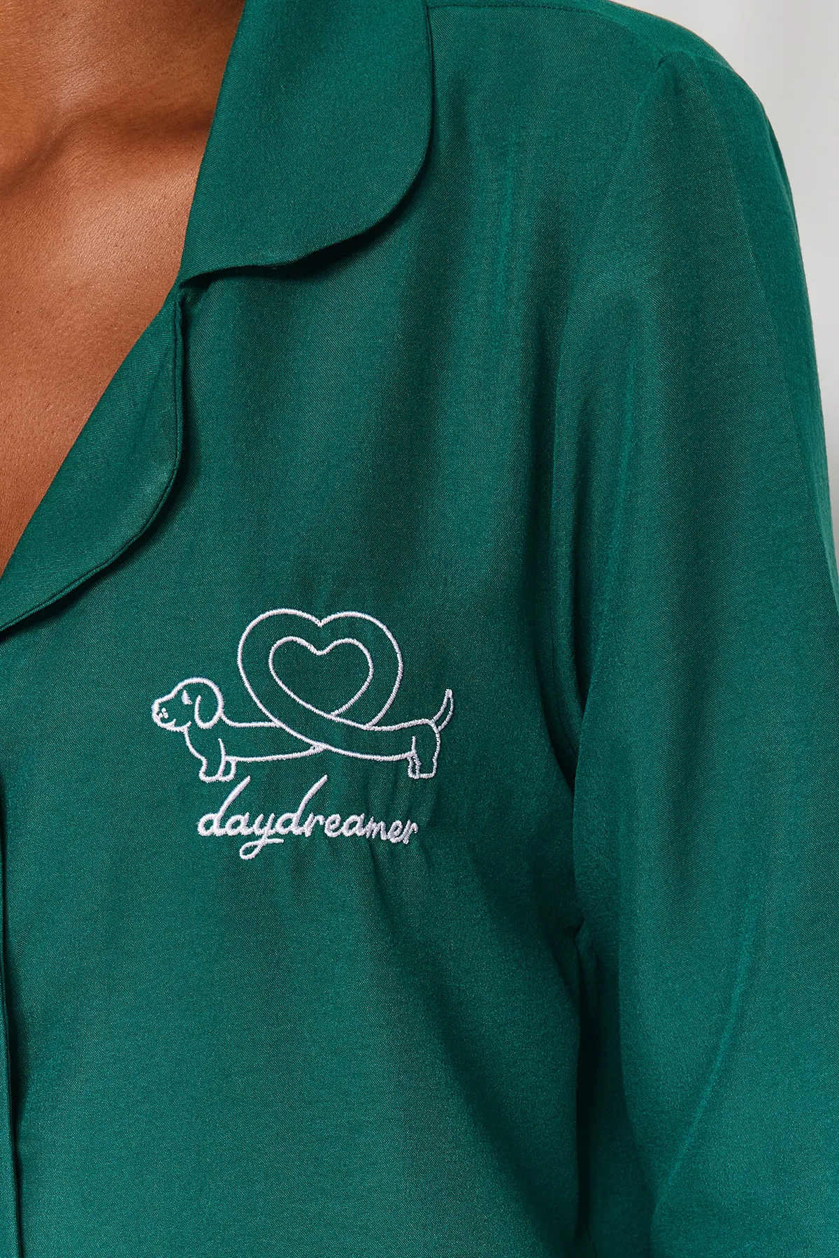 Trendyol Collection  Smaragdgrünes, besticktes Pyjama-Set aus Hemd und Hose aus Webstoff THMAW24PT00000