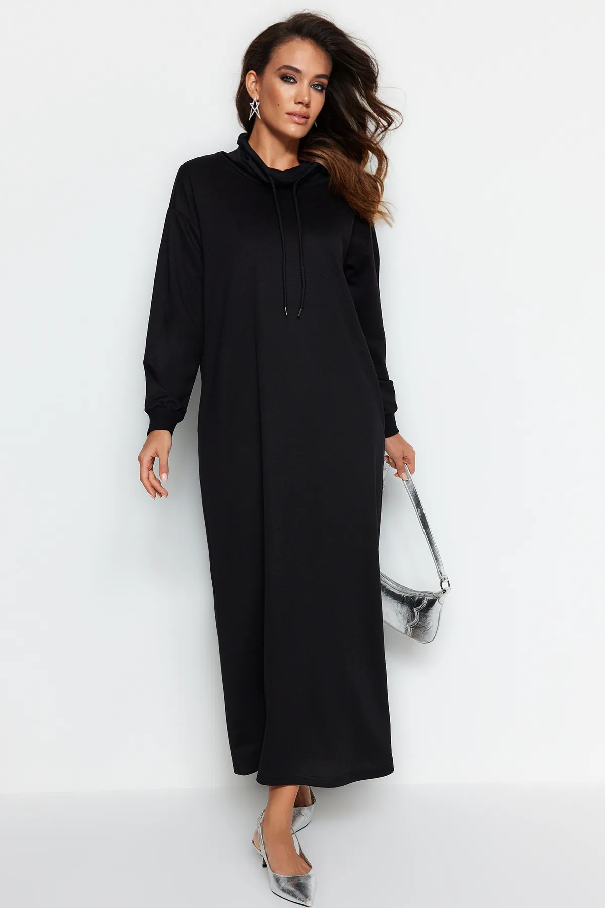 Trendyol Modest  Schwarzes Maxi-Strickkleid mit Degaje-Kragen und Spitzendetail TCTSS22EB0132