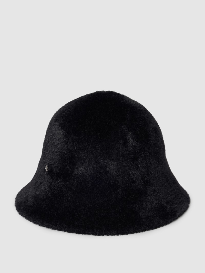Hut aus Kunstfell mit Label-Detail in schwarz