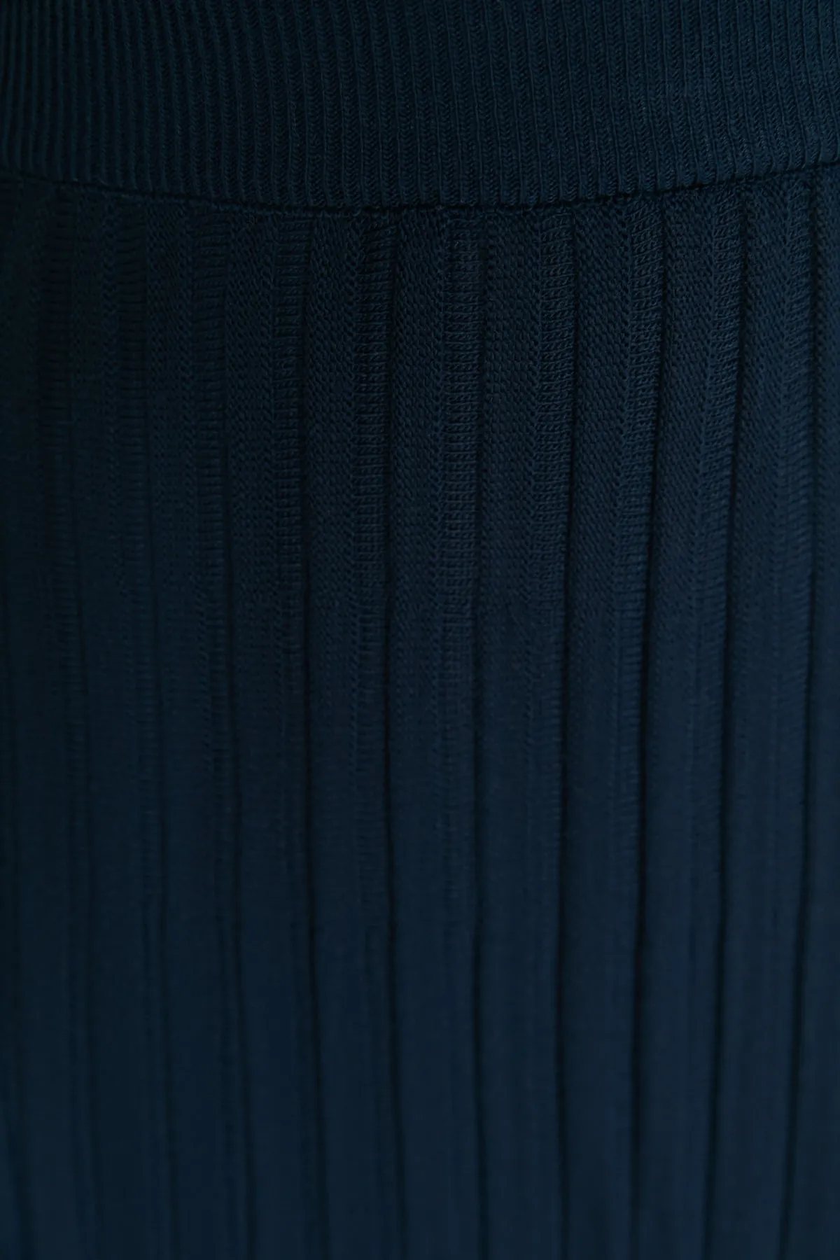 Trendyol Collection  Marineblaues Set aus Strickoberteil und -unterteil mit kurzem Pullover und Rock TWOAW23AU00131