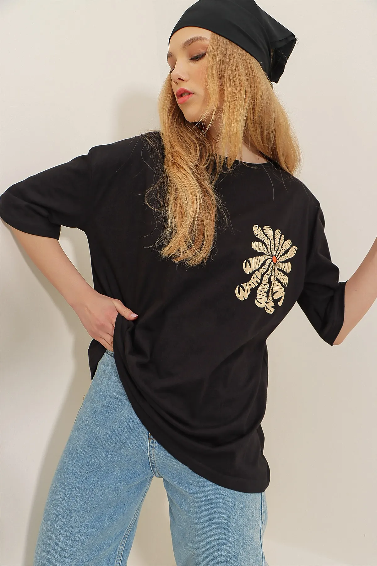 Trend Alaçatı Stili  Schwarzes Oversize-T-Shirt für Damen aus 100 % Baumwolle mit Rundhalsausschnitt vorne und hinten und Flockdruck ALC-X7978