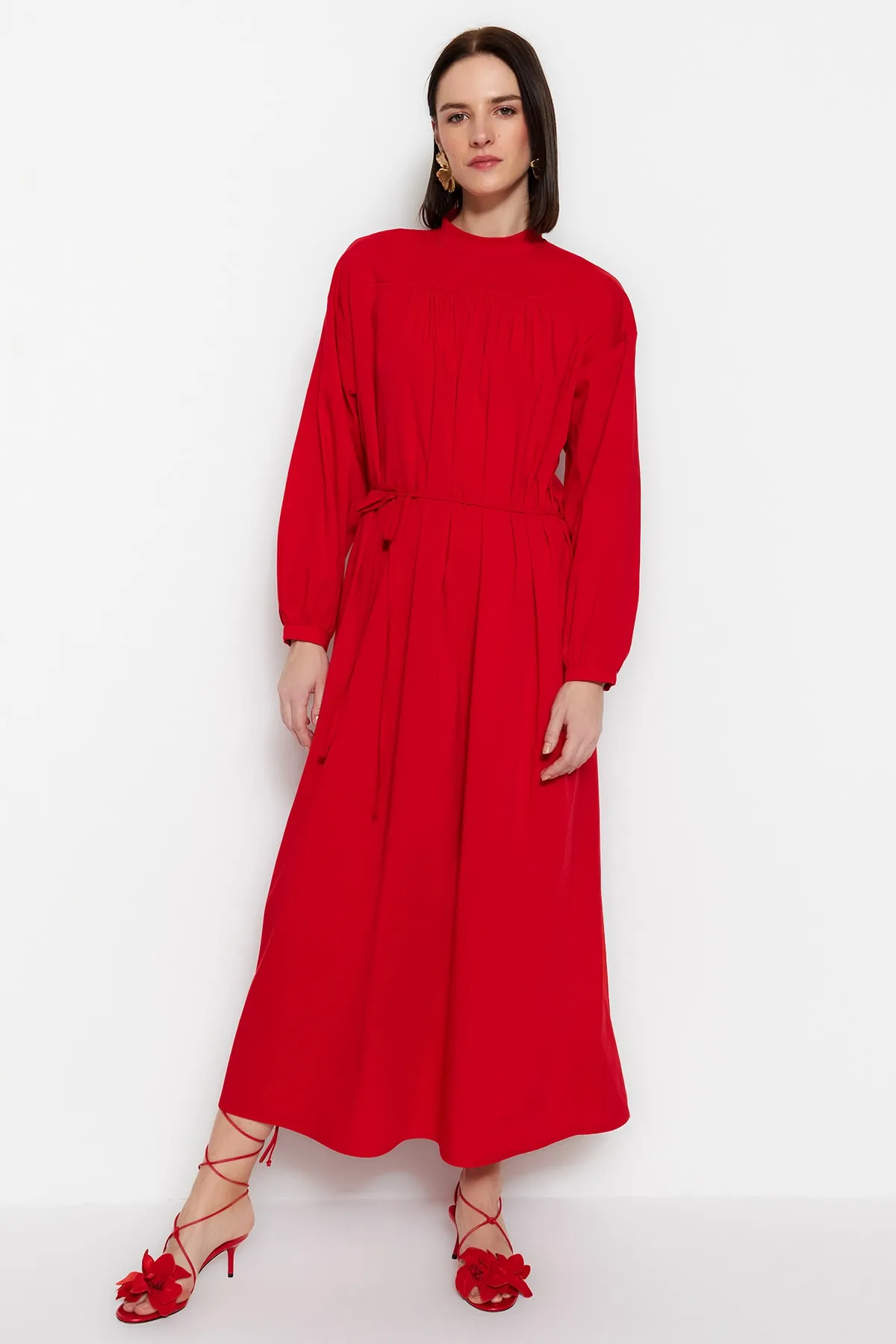 Trendyol Modest  Rotes, gewebtes Kleid mit weitem Schnitt, Gürtel und Raffung TCTSS23EB00281