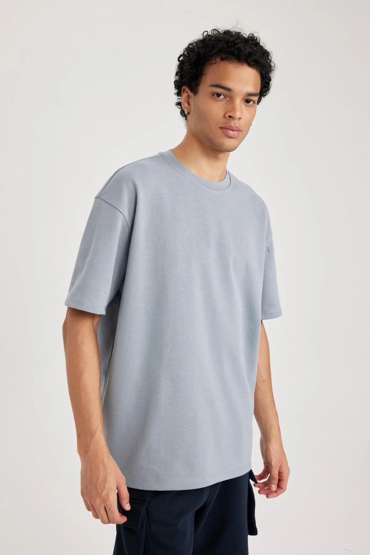 DeFacto  Kurzarm-Basic-T-Shirt aus schwerem Stoff mit Rundhalsausschnitt in Oversize-Passform X3926az23au