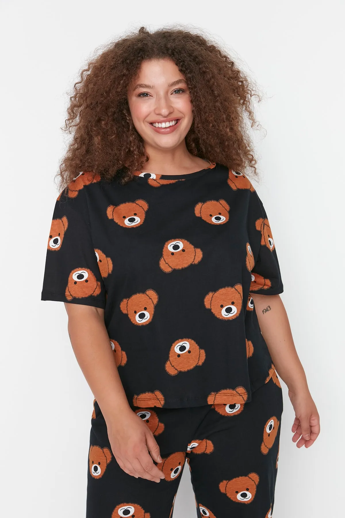 Trendyol Curve  Anthrazitfarbenes Pyjama-Set aus Strick mit Teddybär-Muster TBBAW23AI00039