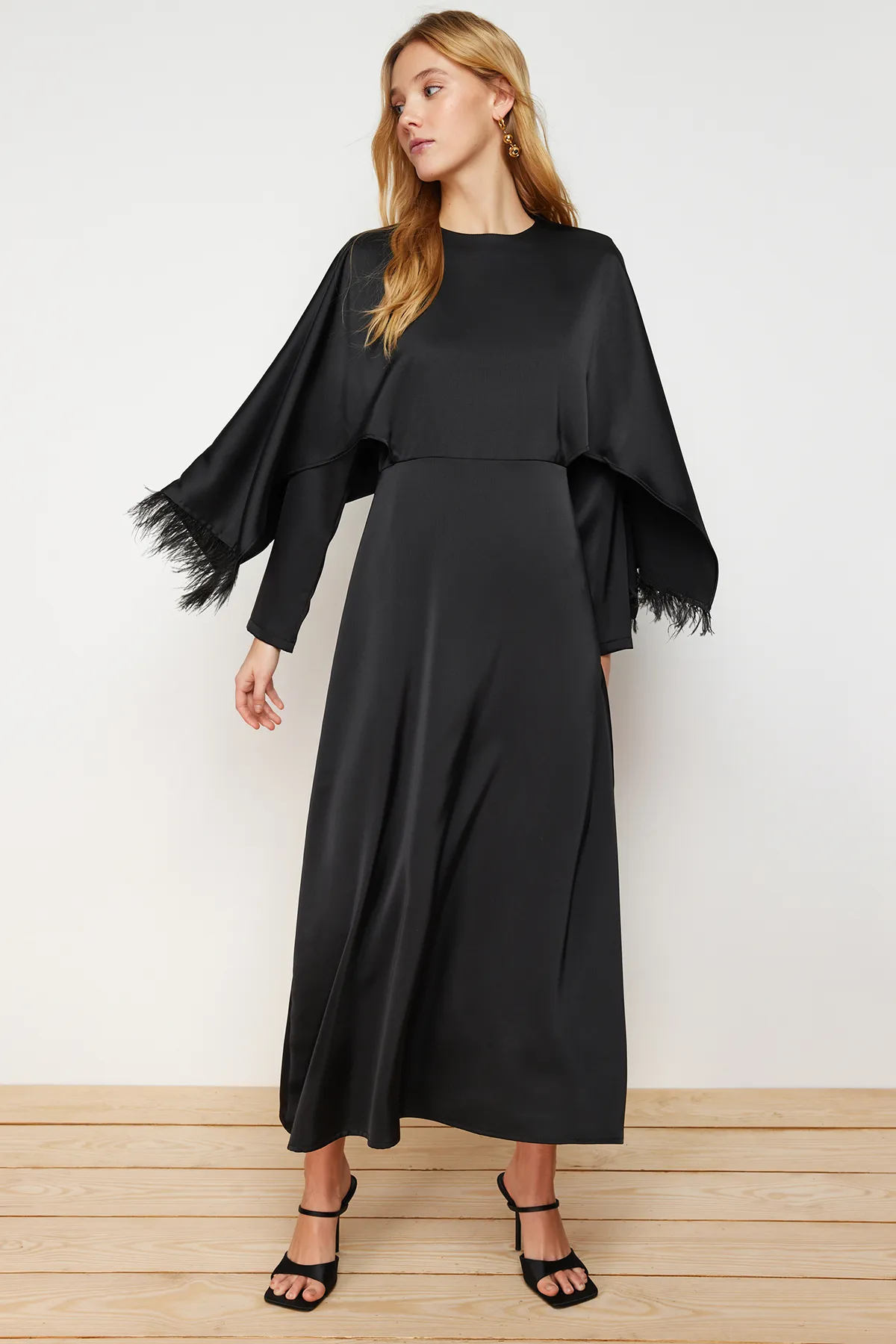 Trendyol Modest  Schwarzes, aus Satin gewebtes Abendkleid mit Manschetten TCTSS24DB00035