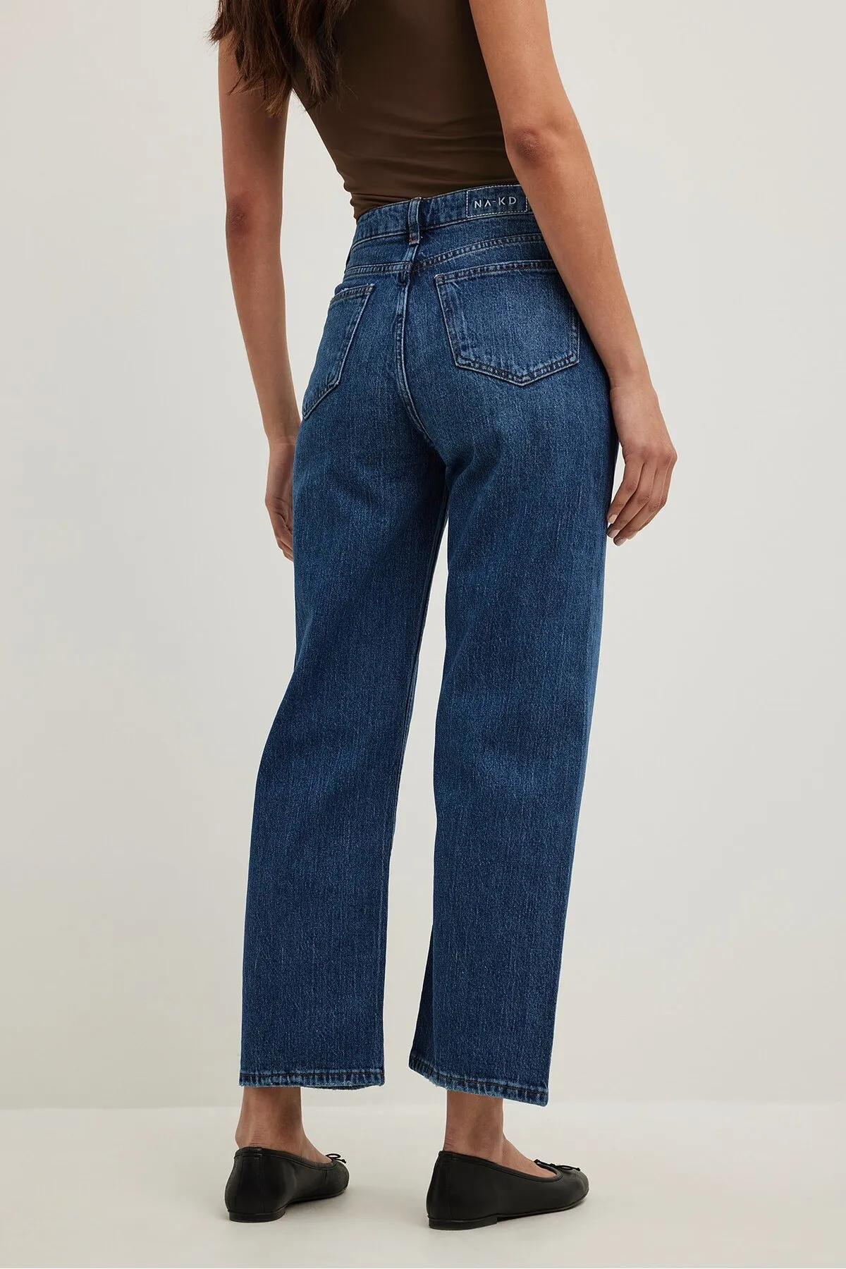 NA-KD  Gerade geschnittene, verkürzte Jeans mit hoher Taille