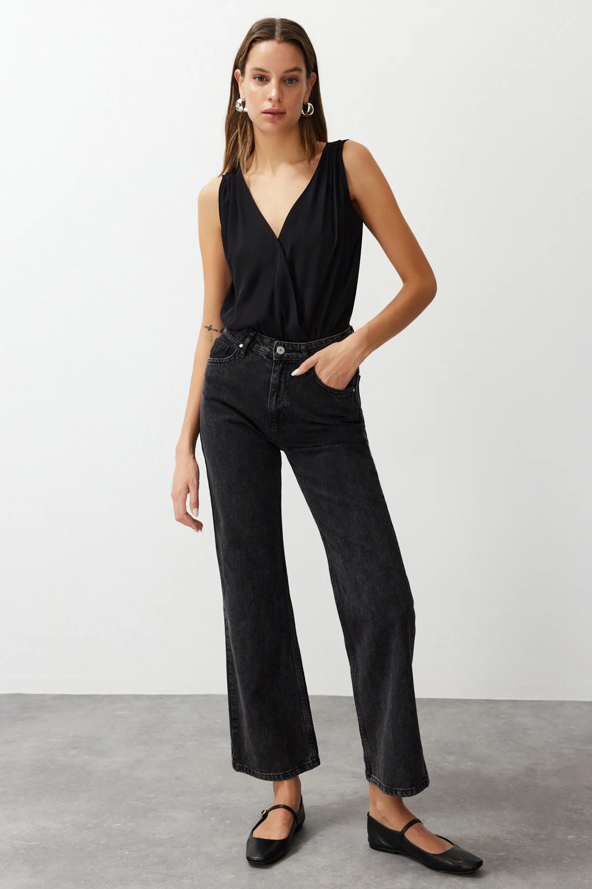 Trendyol Collection  Schwarze Jeans mit hoher Taille und weitem Bein TWOAW24JE00157