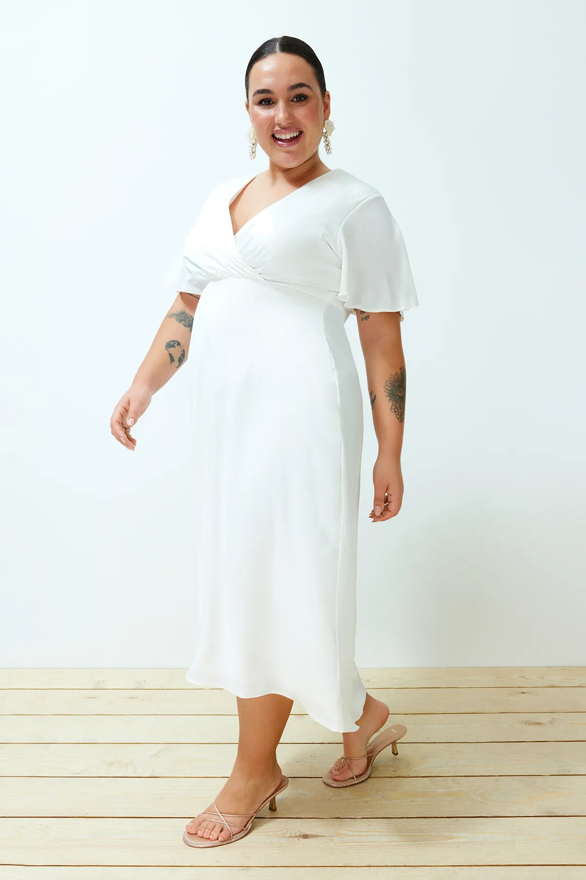 Trendyol Curve  Zweireihiges, gewebtes Brautkleid aus weißem Satin TBBSS24AH00106