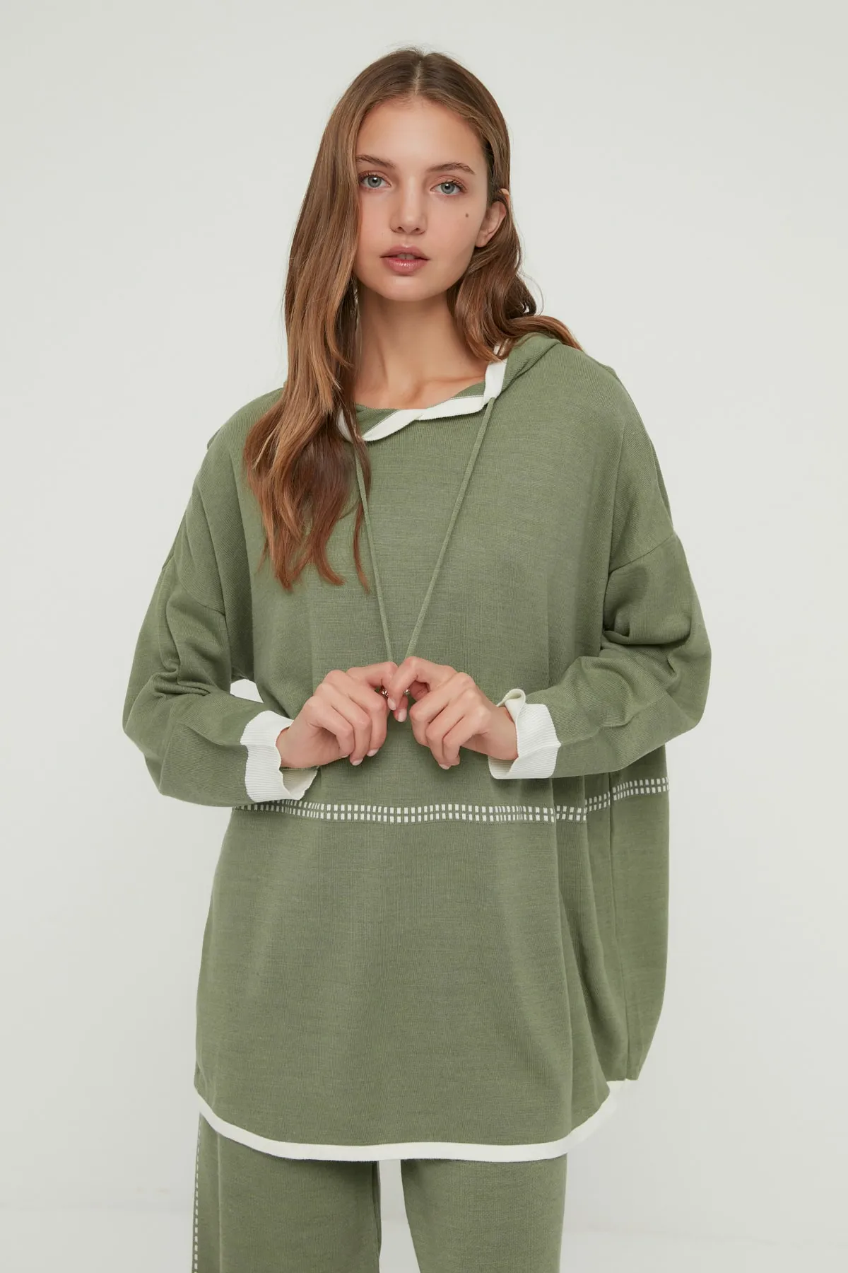 Trendyol Modest  Mintgrünes Strickset aus Sweatshirt und Hose mit Kapuze und Kontrastnähten TCTAW22US0125