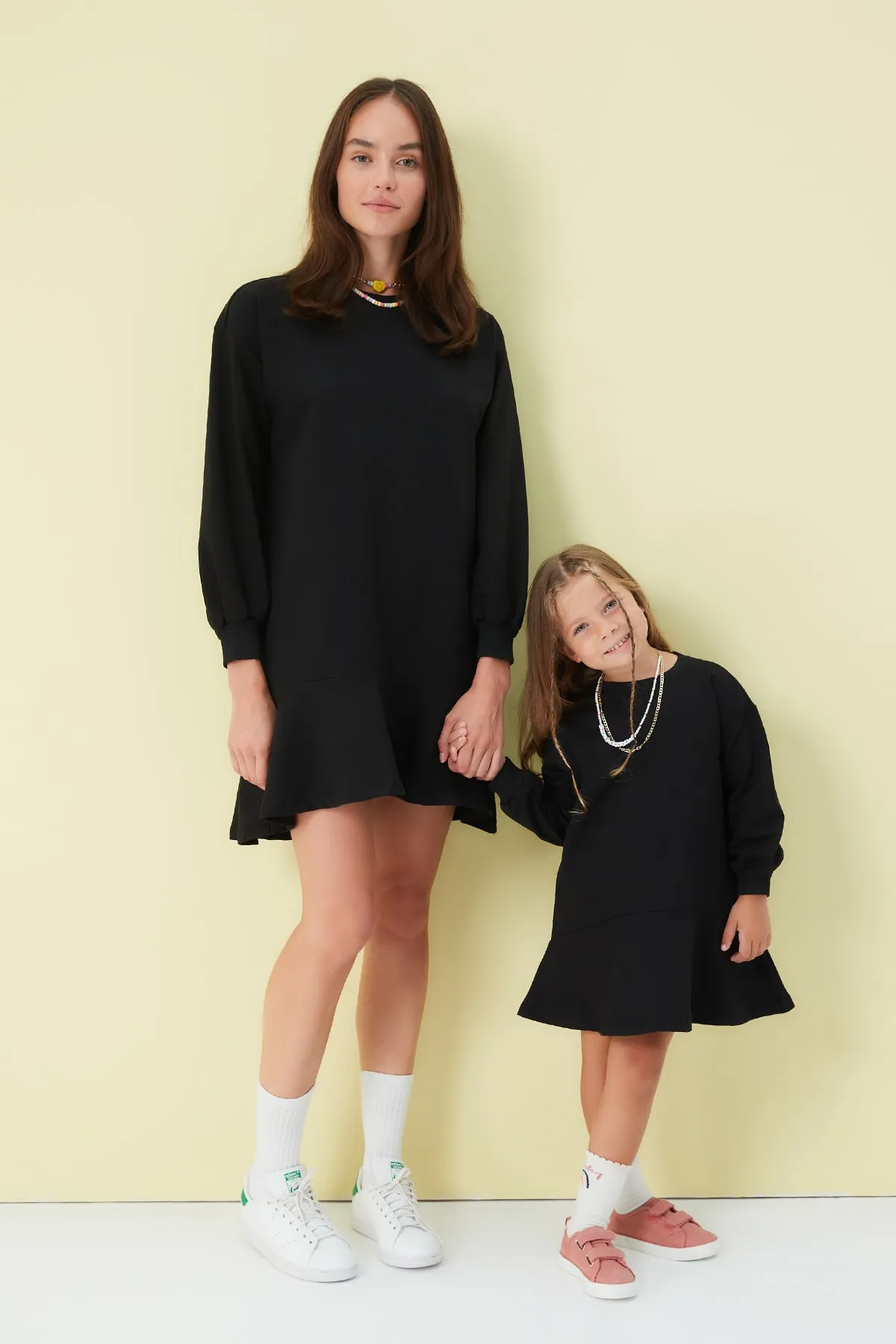 Trendyol Collection  Schwarzes Mini-Strickkleid mit Volantsaum TWOAW23EL00699