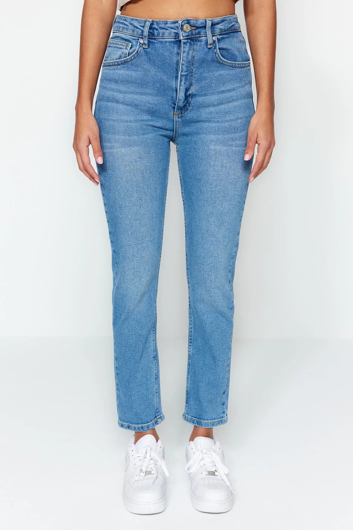 Trendyol Collection  Blaue Slim Fit-Jeans mit hoher Taille TWOAW22JE0787