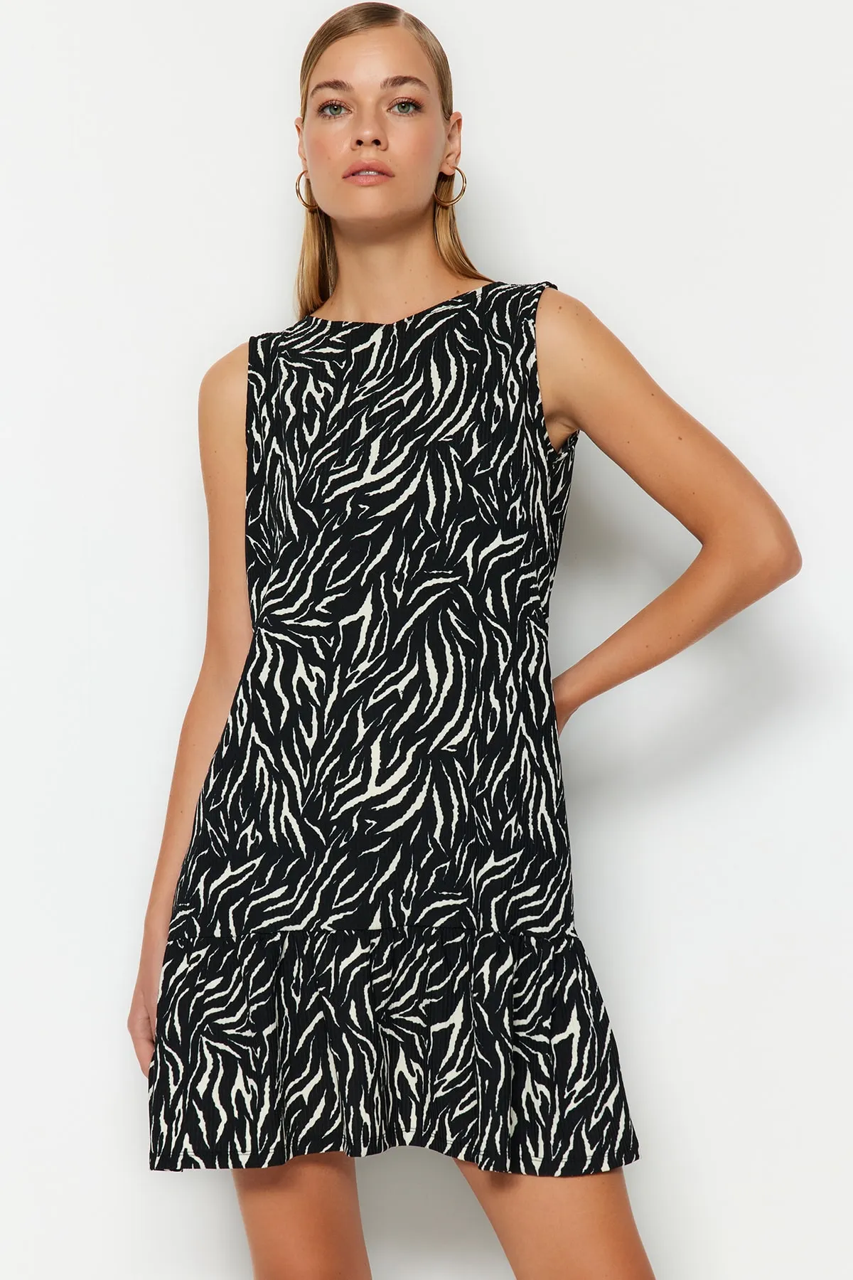 Trendyol Collection  Schwarzes Strickkleid mit Zebramuster TWOSS22EL0794