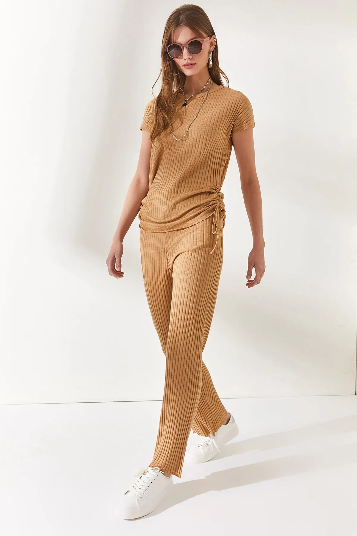 Olalook  Damen Kamelfarbenes, seitlich gerafftes Blusen- und Palazzo-Hosen-Set TKM-19000196