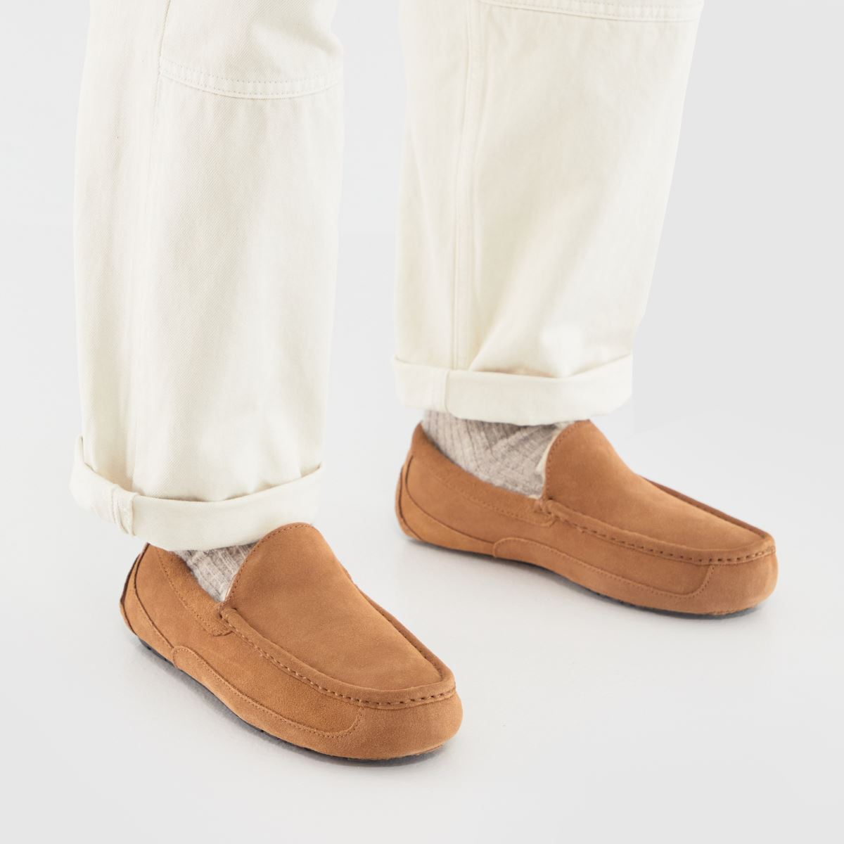 UGG – Ascot-tofflor i kastanjebrun färg