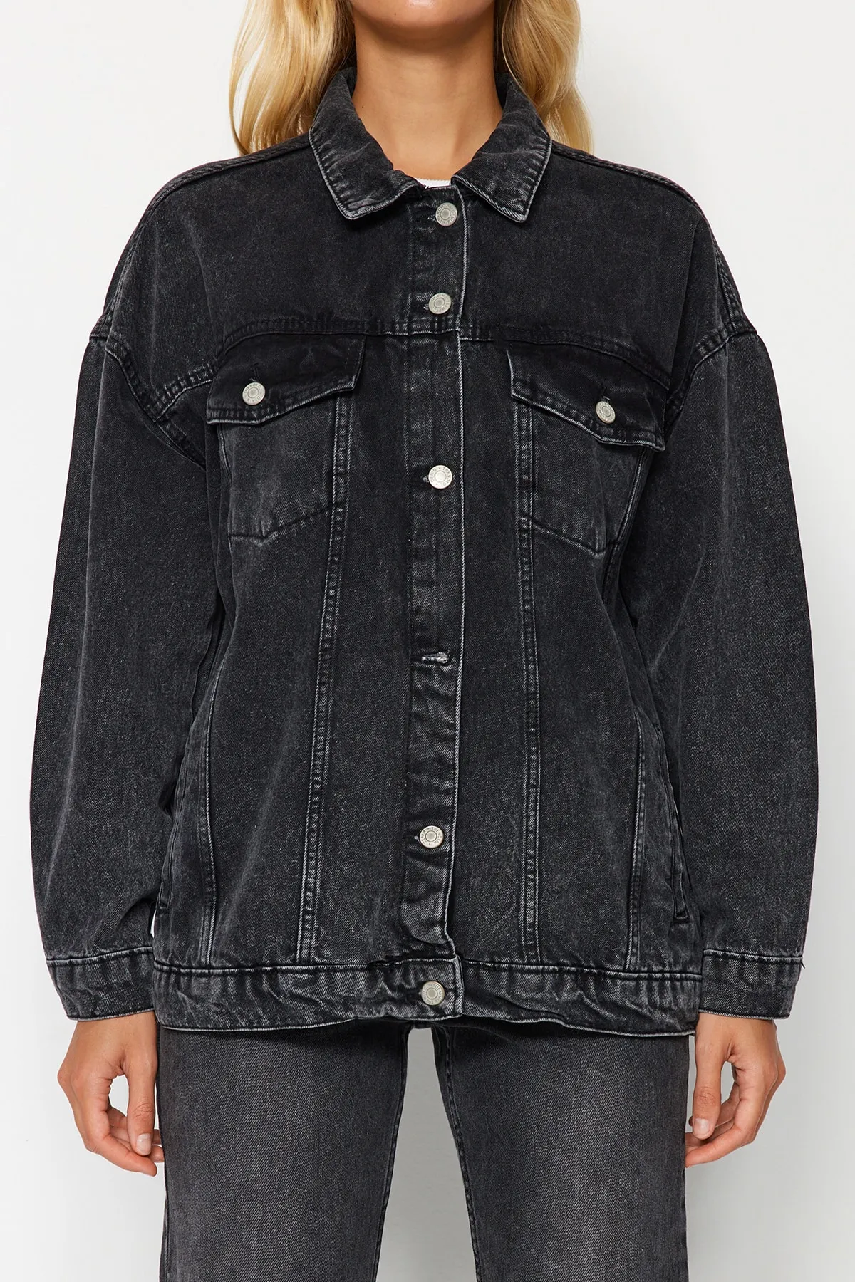 Trendyol Collection  Schwarze Oversize-Trucker-Jeansjacke TWOAW23CE00189