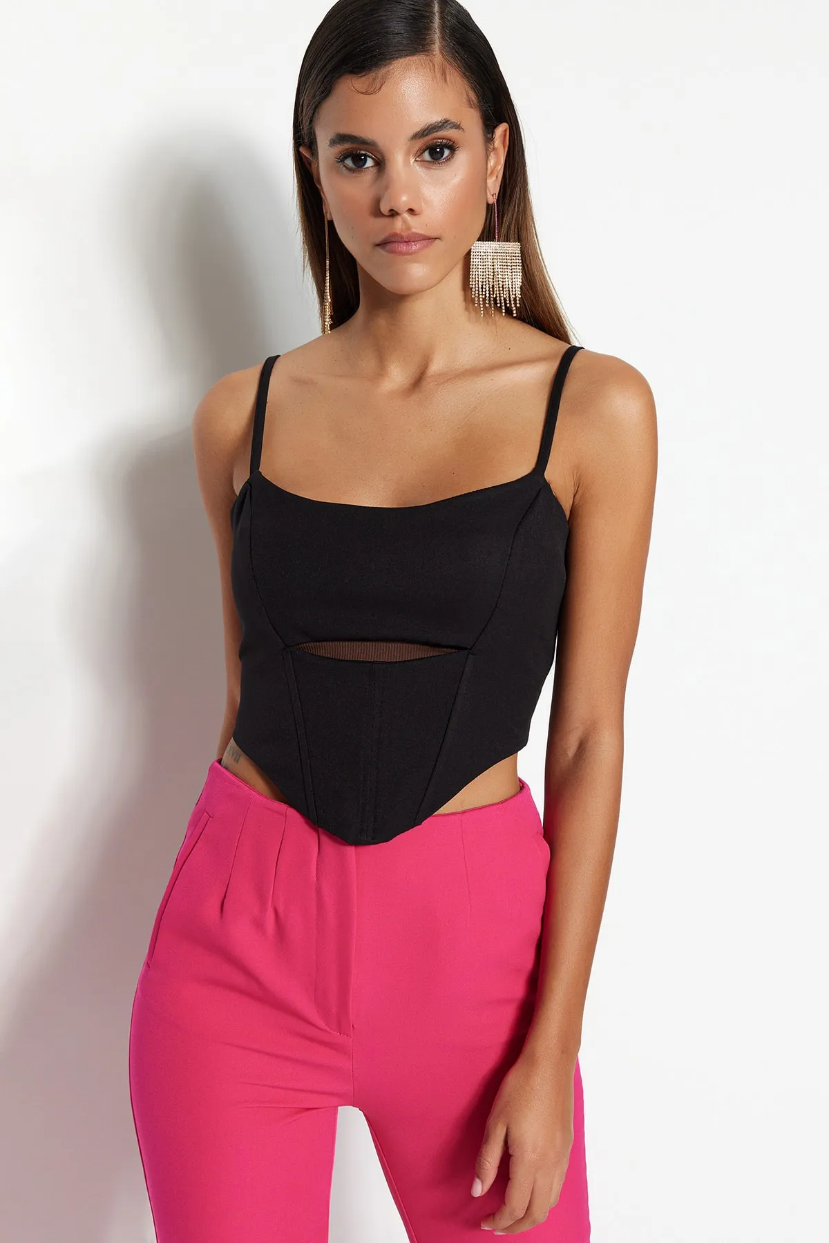 Trendyol Collection  Schwarzes, bauchfreies Bustier mit gewebtem Fenster/Ausschnitt-Detail TPRSS23BS00027