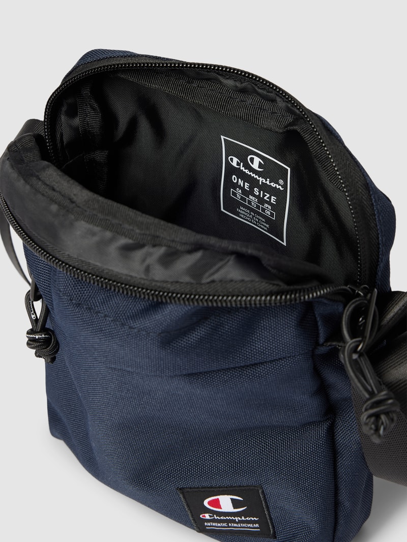 Crossbody Bag mit Label-Detail in marineblau
