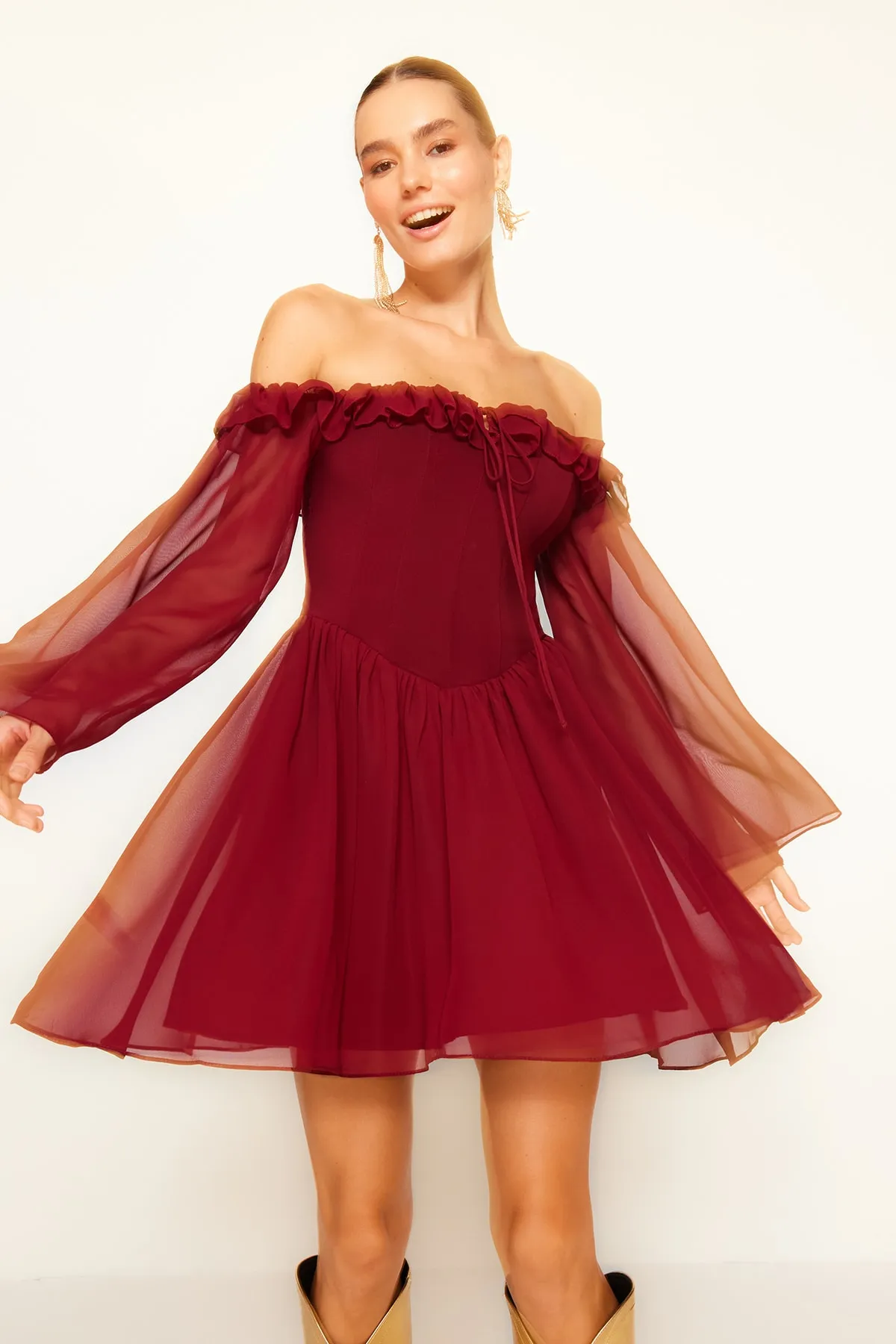 Trendyol Collection  Burgunderrotes elegantes Abendkleid aus Chiffon mit offener Taille/Skater-Futter und Rüschen TPRSS23EL00096