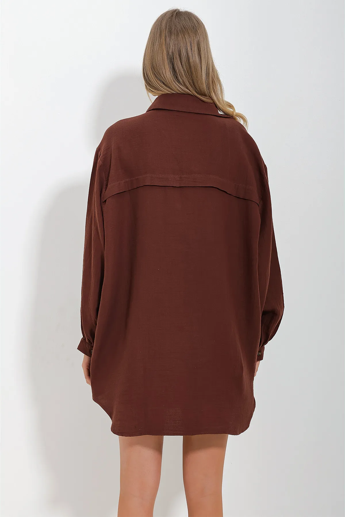 Trend Alaçatı Stili  Braunes Oversize-Musselin-Shirt mit Ballonärmeln für Damen ALC-X11621