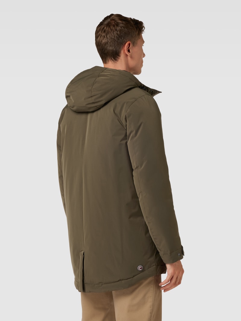 Daunenjacke mit Label-Patch in olivgrün