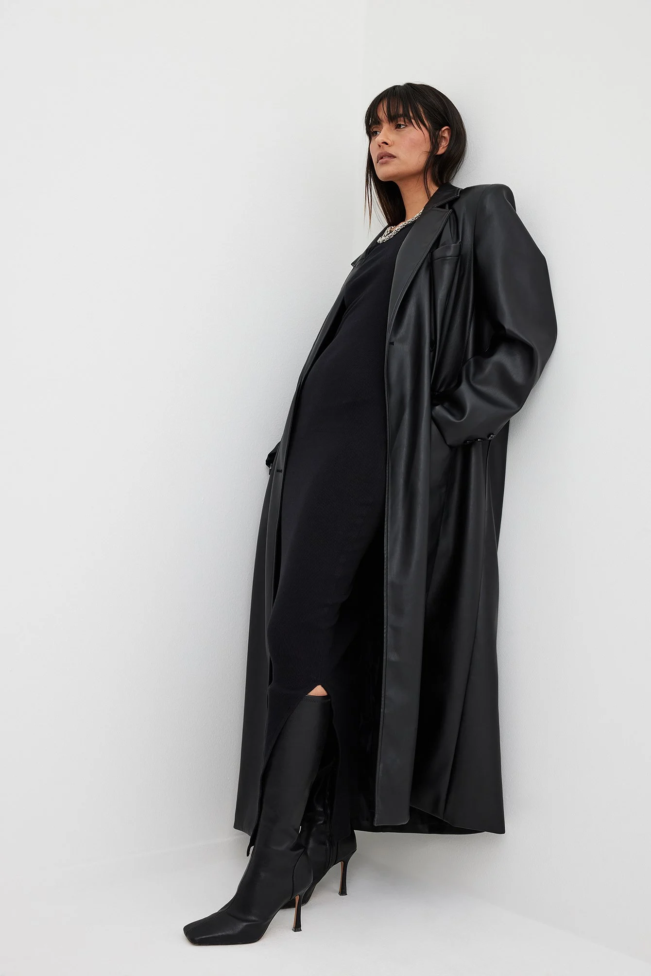 Geripptes Maxikleid mit Rüschen
