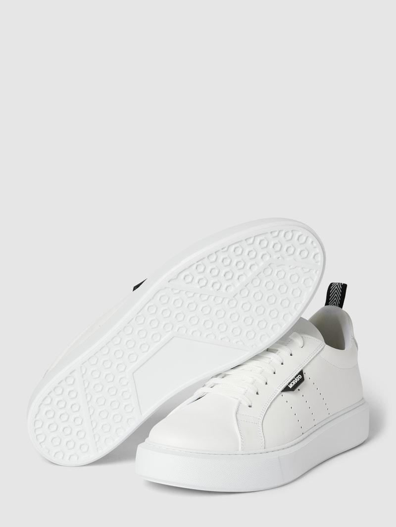 Sneaker mit Perforierungen in weiß