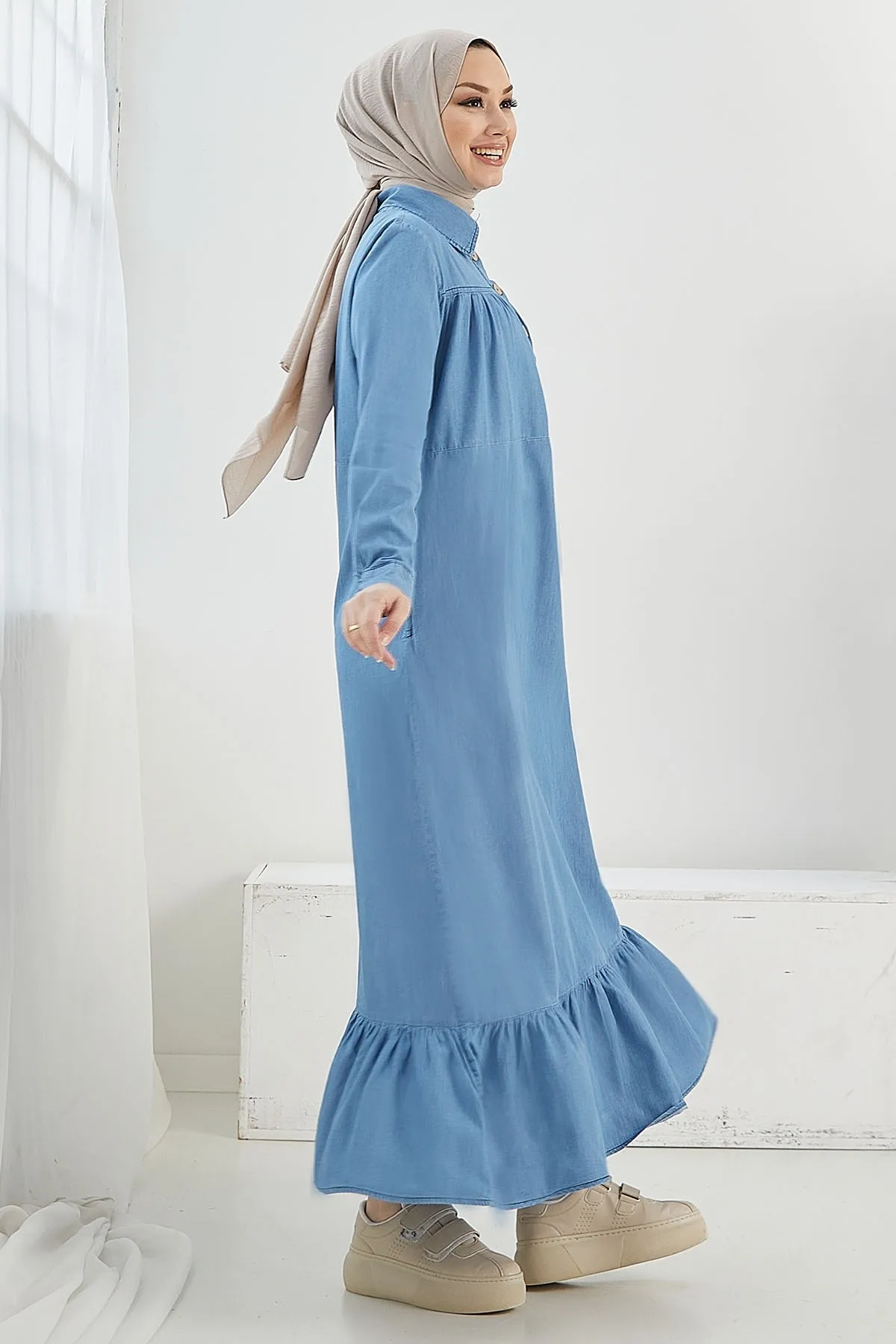 InStyle  Mandes Lockeres Jeanskleid mit Robe und Rüschen – Hellblau
