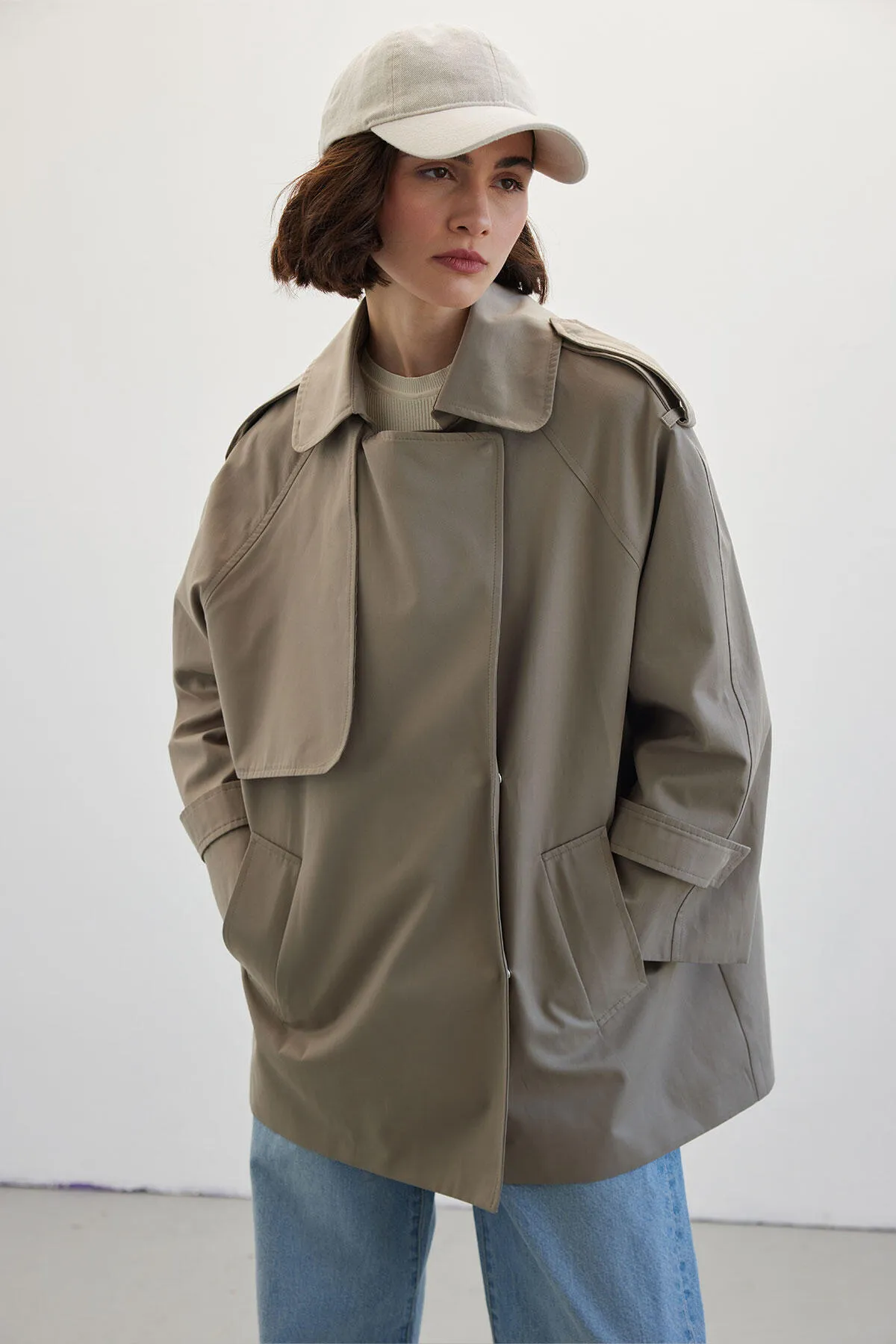 Manuka  ÜBERGROßER KURZER TRENCHCOAT ÇAĞLA